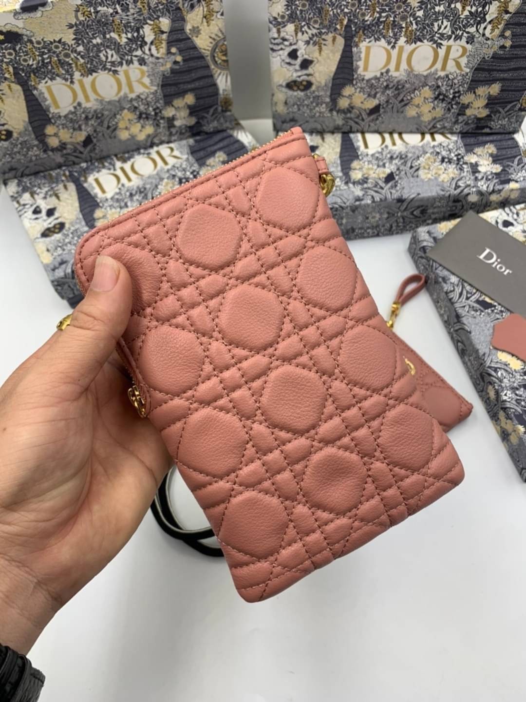 VIP 】CHRISTIAN DIOR PHONE BAG 2 in 1 DOUBLE BAG กระเป๋าเซ็ท 2 ใบ มีสายสะพายข้าง ถอดออกใช้งานได้ ถือว่าคุ้มมากๆเลยค่ะ สามารถใช้งานแยกกันได้ ใส่สายสะพายหรือ ถือได้ วัสดุหนังแท้ สวยงามนุ่มฟู น่ารักมากๆ เลยน้าาา