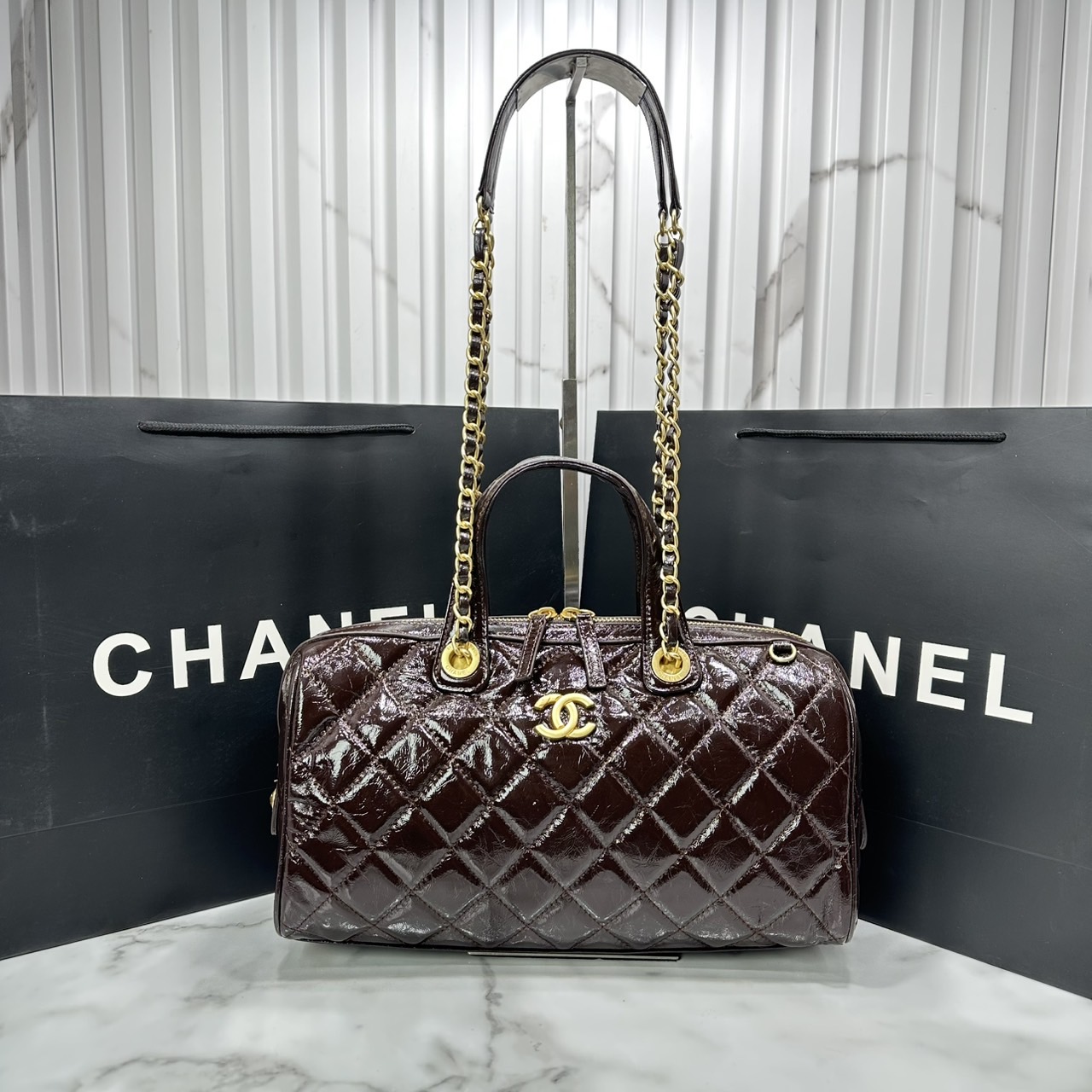 ORI หนังแท้ | Chanel Large Bowling Bag Crumpled Leather / Chanel Keepall Bag กระเป๋าถือ กระเป๋าสะพายรุ่นใหม่ล่าสุด ดีไซน์หนังยับเงา รูปแบบเรียบหรูหราใช้งานง่าย สวยงามตามแบบฉบับแบรนด์
