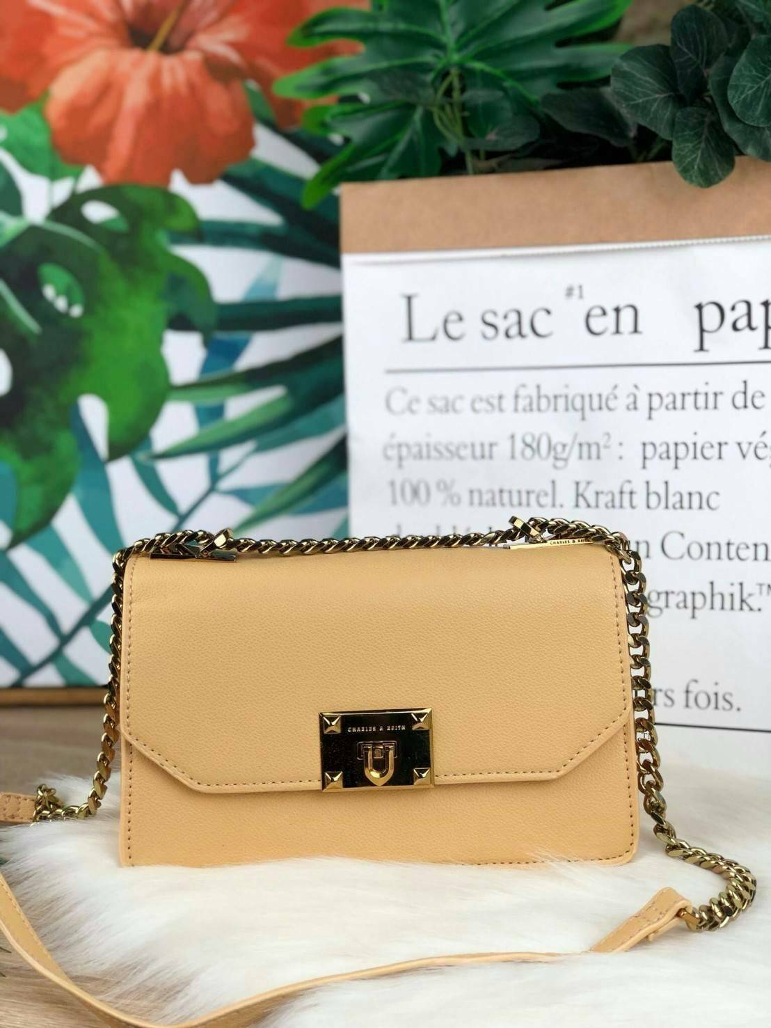 CHARLES & KEITH METAL PUSH LOCK CROSSBODY BAG รุ่นฮิตขายดีมีมาพร้อมส่งแล้วจ้า กับกระเ๋าสะพายไซส์น่ารัก วางอยู่ทรง เปิดปิดด้วย ตัวล็อกด้านหน้า ด้านในแบ่งเป็น 2 ช่องมีช่องซิปตรงกลาง จุของได้เยอะพอควรเลยค่ะ ใส่ iPhone plus ได้สบายๆ และของจุกจิกที่จำเป็น รุ่น