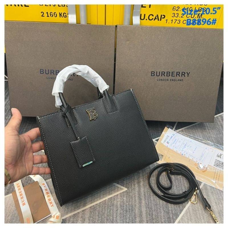 Burberry Small Frances Tote Bag / Burberry Tote Bag สวยหรูดูดีเกินต้าน กับกระเป๋าถือทรงสวย ดีไซน์ผู้ดีเรียบหรู ถือขับผิวไปเลยทุกสี สวยคม มาพร้อมหูจับในตัว พร้อมสายสะพายยาว งานจริงดีงาม สาวๆได้ไปรับรองประทับใจแน่นอนจ้า