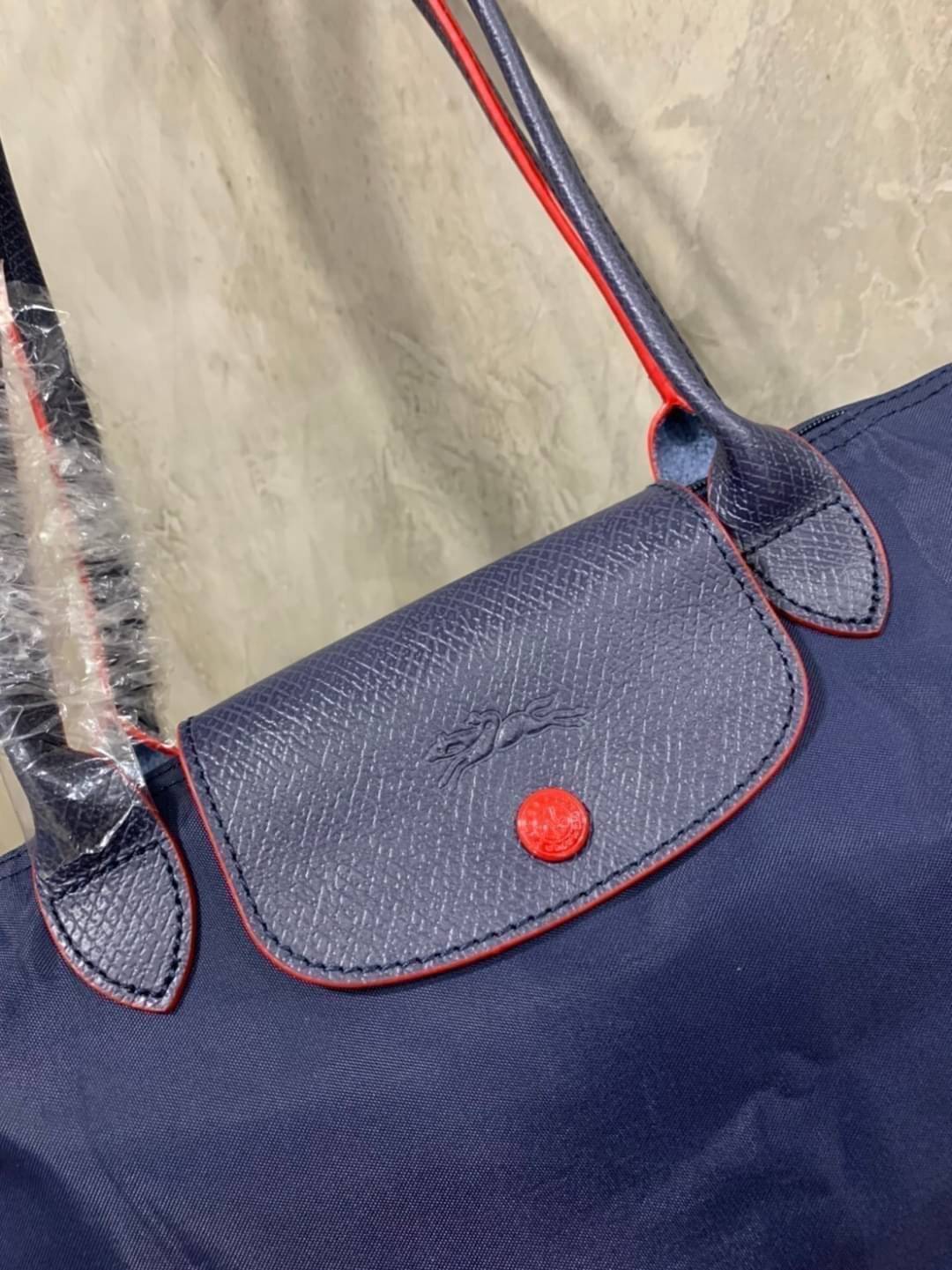 Longchamp LE PLIAGE Club (พร้อมส่ง 8 สี) TOTE BAG S กระเป๋ารุ่นยอดนิยม ที่สาวๆ ต้องมีไว้เก็บไว้สักใบ ด้วยตัวน้ำหนักกระเป๋า Longchamp เบาแสนเบา แต่จุของได้เยอะมาก สำหรับลุคทางการกึ่งลำลอง แฝงความสบาย ยามเดินทาง จุดเด่นอย่างหนึ่งของ กระเป๋าก็คือ สามาถพับเก็