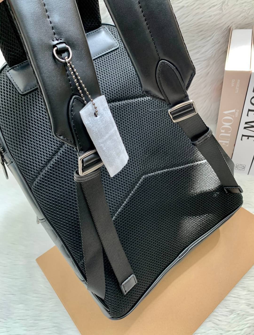 OUTLET 】New in!! 🌈ใบใหญ่ คุ้มค่าทีเดียวค่ะ🌈 COACH WEST BACKPACK IN SIGNATURE((2736)) พร้อมส่งที่ไทย สินค้าเข้าใหม่ค่ะ!! กระเป๋าสะพายหลัง มีหูหิ้ว หนังแท้นิ่ม ใบใหญ่ใส่จุมากกค่า! มีช่องซิปตอนหน้า2ช่อง; ช่องหลัก2ช่องใหญ่ โล่งลึก จุของได้มากท