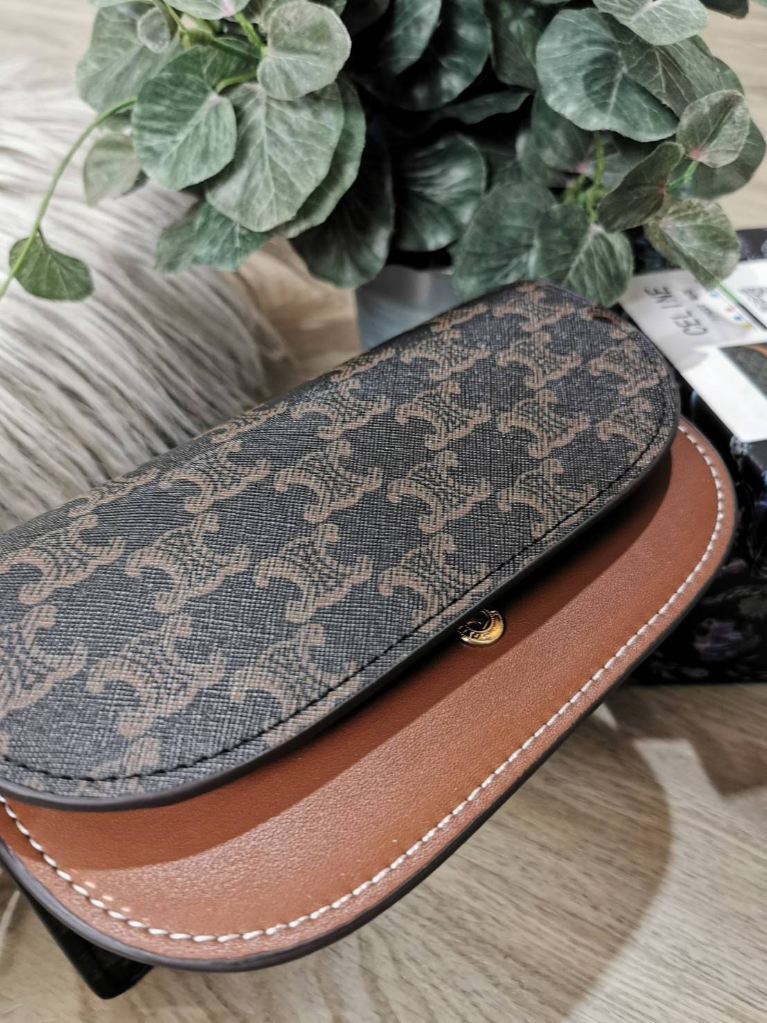 CELINE TRIOMPHE CLUTCH VIP GIFT WITH PURCHASE GWP พรีเมี่ยมกิ๊ฟ Limited Edition จาก CELINE PERFUME DUTY FREE COUNTER