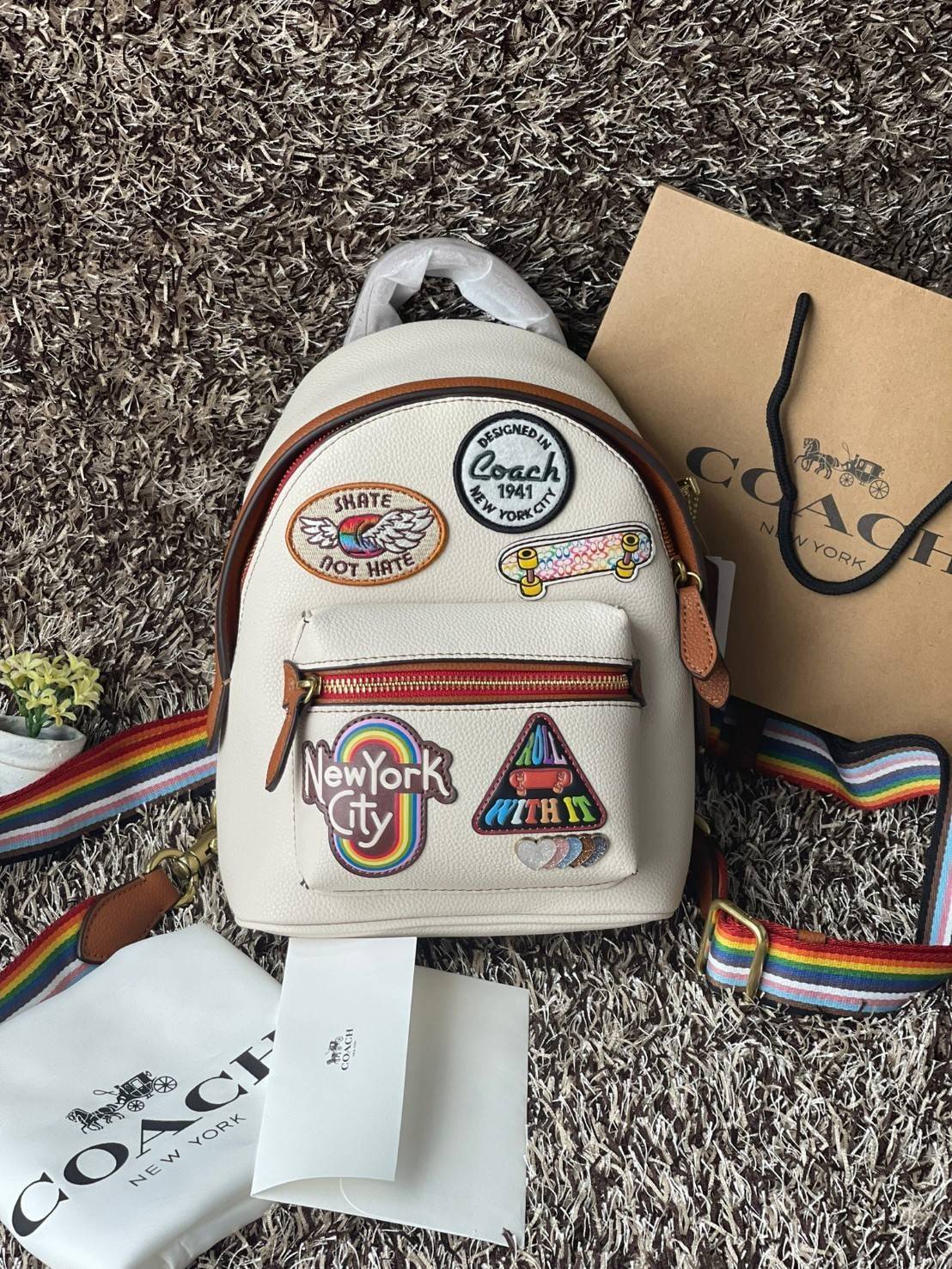 COACH CHARTER BACKPACK WITH PATCHES กระเป๋าเป้สะพายรุ่นนี้เป็นส่วนหนึ่งของ Coach Pride Collection ซึ่งเป็นการเฉลิมฉลองความเสมอภาค ความหลากหลาย และการแสดงออกถึงตัวตนที่แท้จริงภายในชุมชน LGBTQIA+ ในเดือนนี้และทุกเดือน กระเป๋าเป้ใบเล็กใบนี้เป็นรูปทรงย้อนยุคพ