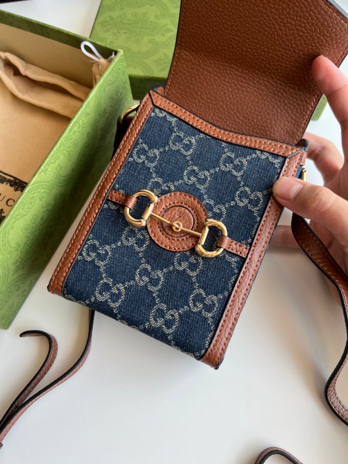 Gucci Horsebit 1955 mini bag / Gucci Phone Bag ออริจินอล เกรดสลับใช้แทนใบจริงได้ รุ่นยอดฮิต ไซส์มินิ ที่ใครๆก็ต้องรู้จัก!! กับกระเป๋าขนาดมินิในรูปแบบผ้าแจ็คการ์ดสีขาวงาช้างและน้ำเงิน ได้รับแรงบันดาลใจมาจากดีไซน์ดั้งเดิม ซึ่งแอคเซสเซอรี่นี้โดดเด่นด้วยรายละ