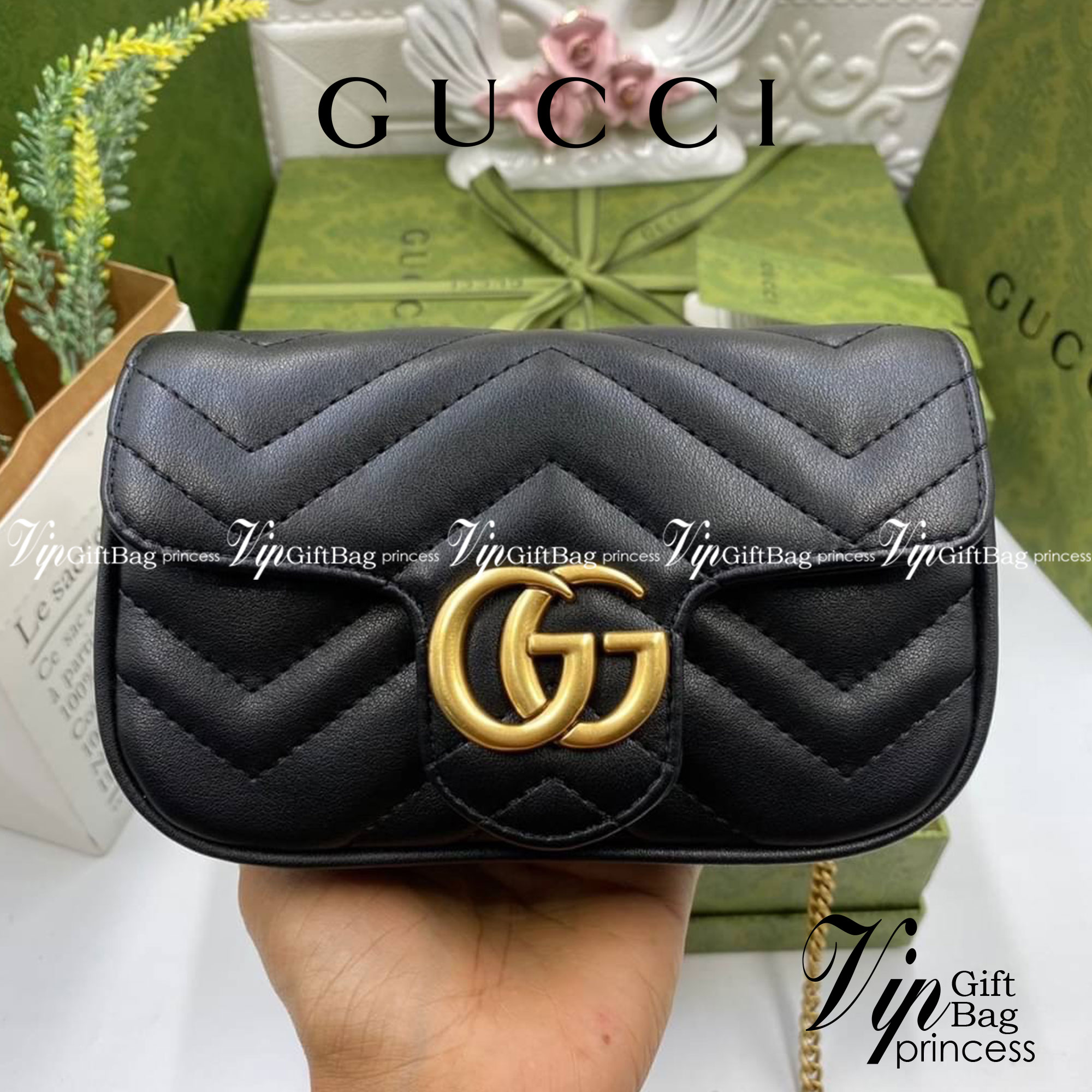 หนังแท้ GUCCI GG Marmont Super Mini กระเป๋าสะพายข้างใบเล็ก น้องมินิ น่ารั๊กมุ้งมิ้ง วัสดุหนังแท้เชฟรอน สายสะพายแบบโซ่ อะไหล่ทองหรูหรา ด้านหน้าประดับโลโก้แบรนด์หรู ทนทาน แข็งแรง น้ำหนักเบา น่ารักมุ้งมิ้ง ไม่ควรพลาดเลยค่า ภาพสินค้าถ่ายจากงานขายจริง ใช้งานต่