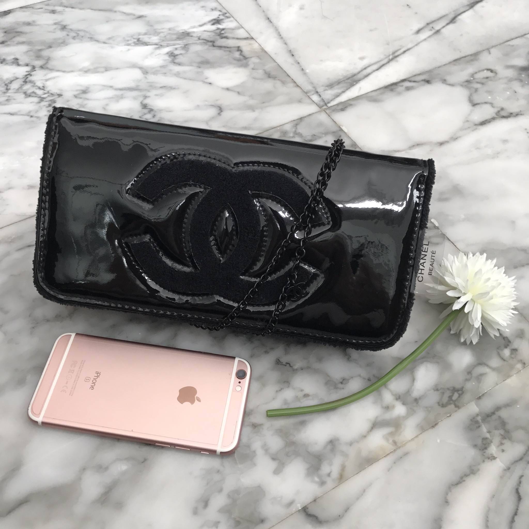 Best sellerแห่งปี! ต้องกดเลิฟให้ใบนี้เลย กระเป๋าclutch & shoulder bag งานพรีเมี่ยมกิ้ฟ จากเคาเตอร์ต่างประเทศ จากแบรนด์ Chanel เป็นกระเป๋าหนังแก้วเงา สวยหรู ตามแบบฉบับของแบรนด์เลย ตัวกระเป๋าขนาดกำลังดี ใส่มือถือได้ทุกรุ่น สามารถเก็บสายถือเป็นคลัชออกงานได้ค