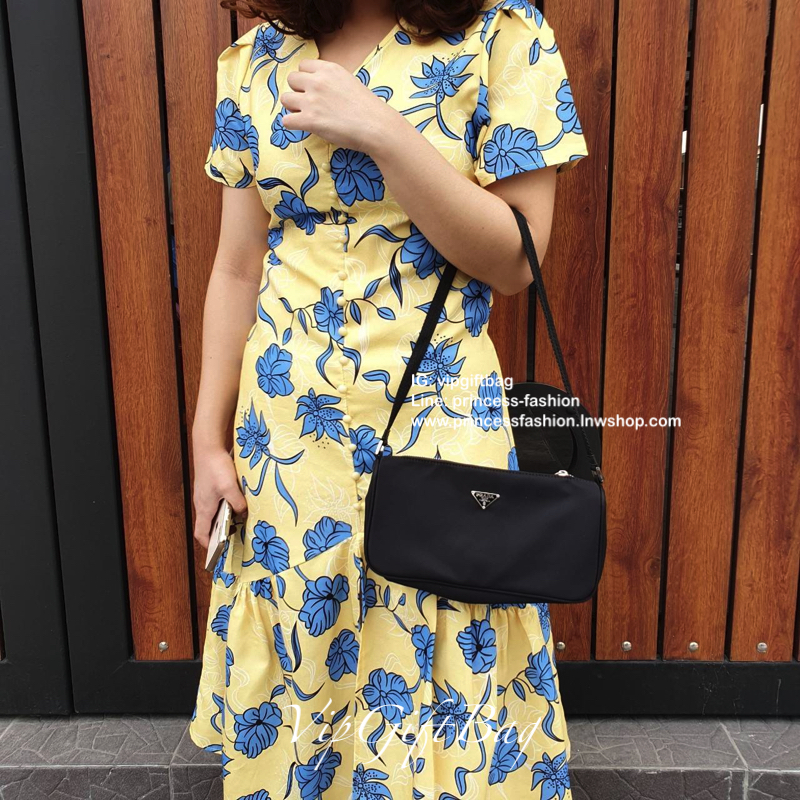 รุ่นใหม่ จากแบรนด์ Prada Crossbody *มีมาให้ถึง2สาย สายผ้าติดกับตัวกระเป๋า และสายยาวโซ่เงิน ด้านหน้ามีโลโก้แบรนด์สวยหรู เปิดปิดด้วยซิป อะไหล่สีเงินทั้งใบ ด้านในบุด้วยผ้าลายแบรนด์ มีโลโก้แบรนด์ ด้านในใส่ของได้เยอะคะ ใส่กระเป๋าตังยาว เครื่องสำอางค์