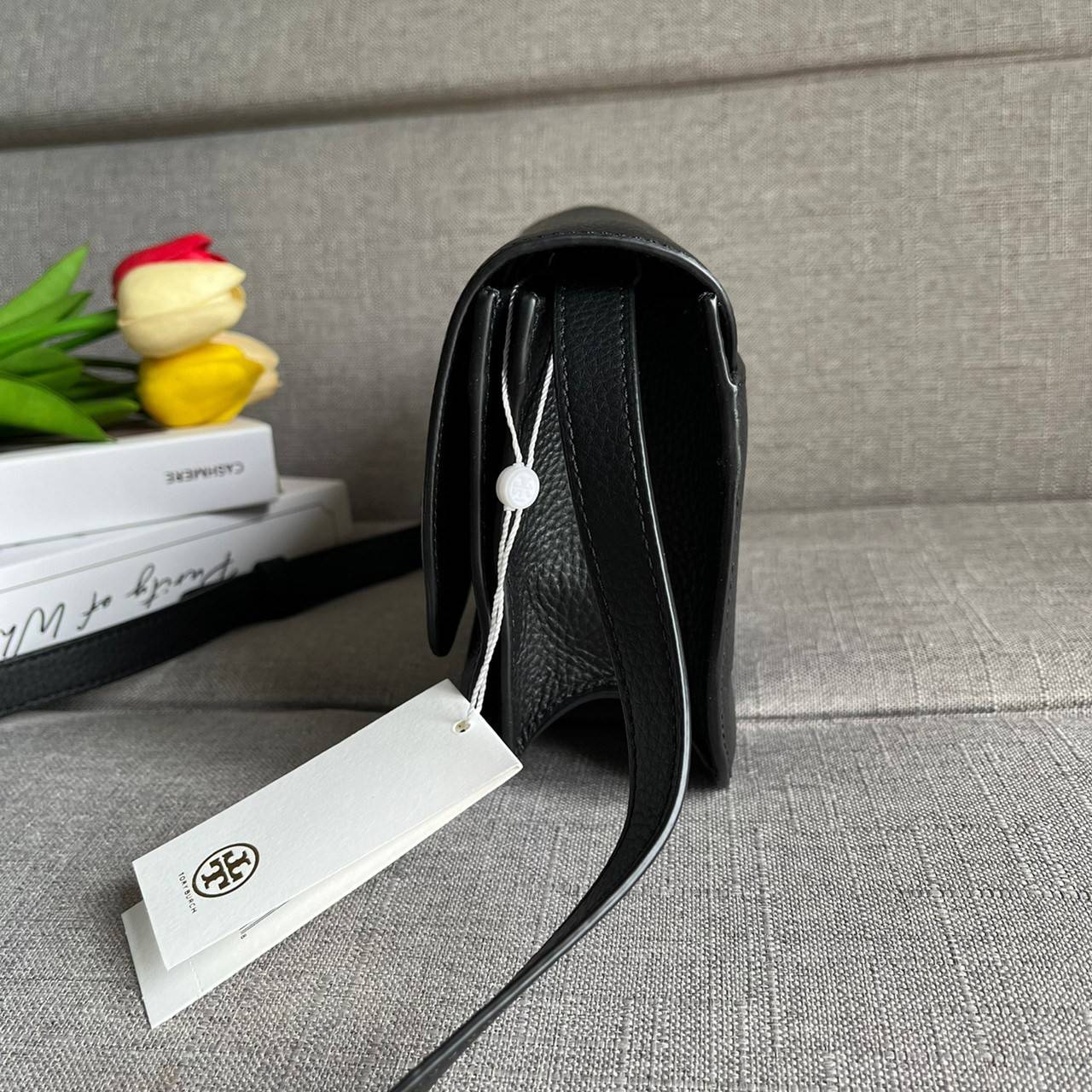 TORY BURCH BRLTTEN SMALL SADDLE BAG / Tory Burch Britten Flap Shoulder Bag กระเป๋าสะพายข้าง วัสดุหนังแกะแท้ ด้านหน้าประดับโลโก้แบรนด์ เปิด-ปิดกระเป๋าแบบกระดุมแป็กแม่เหล็กแน่นหนา ภายในมีช่องหลัก ใส่กระเป๋าเงินใบกลาง มือถือได้ทุกรุ่น มีช่องแยกใส่ของจุกจิกอี