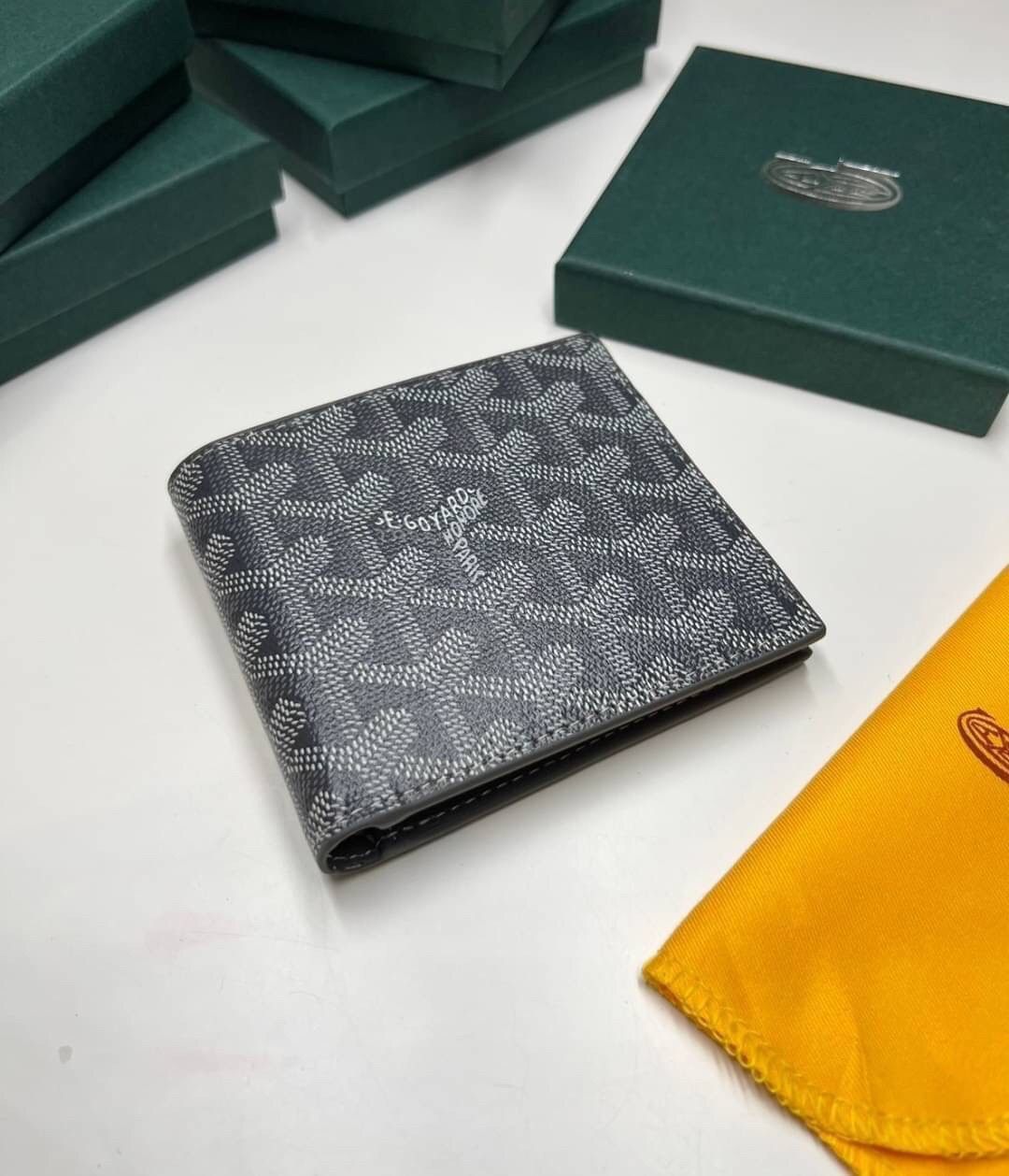 GOYARD WALLET / GOYARD Victoire Bifold Wallet พร้อมส่งที่ไทย เกรดเทพออริจินอล หนังเกรดดีสุด กระเป๋าสตางค์ผู้ชายใบสั้น พร้อมกล่องเขียวแบรนด์สวยหรู อีกรุ่นที่ยอดขายไม่เคยตก ภาพสินค้าถ่ายจากงานขายจริง ใช้งานต่างประเทศได้เลยค่ะ