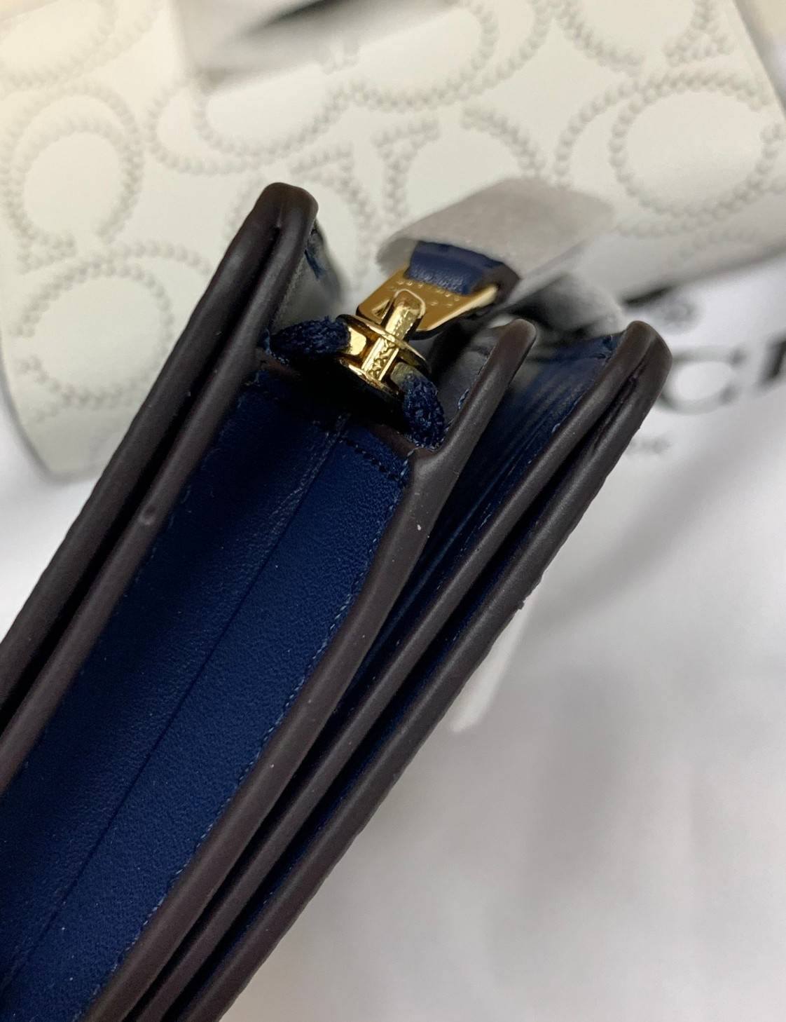 สวยมากๆ ห้ามพลาดเลยนะคะ! COACH MEDIUM CORNER ZIP WALLET IN SIGNATURE ((C4768)) พร้อมส่งค่ะ! กระเป๋าเงินใบขนาดกลางๆ กำลังดี หนังแท้ลายฉลุรูปตัวC ทั้งใบ สวยงามน่าใช้มากๆ ภายในมีช่องเสียบบัตรได้ถึง10ช่อง//ช่องใส่ธนบัตรหนึ่งข่องสามารถใส่แบงค์พันตามยาวได้เลยค่