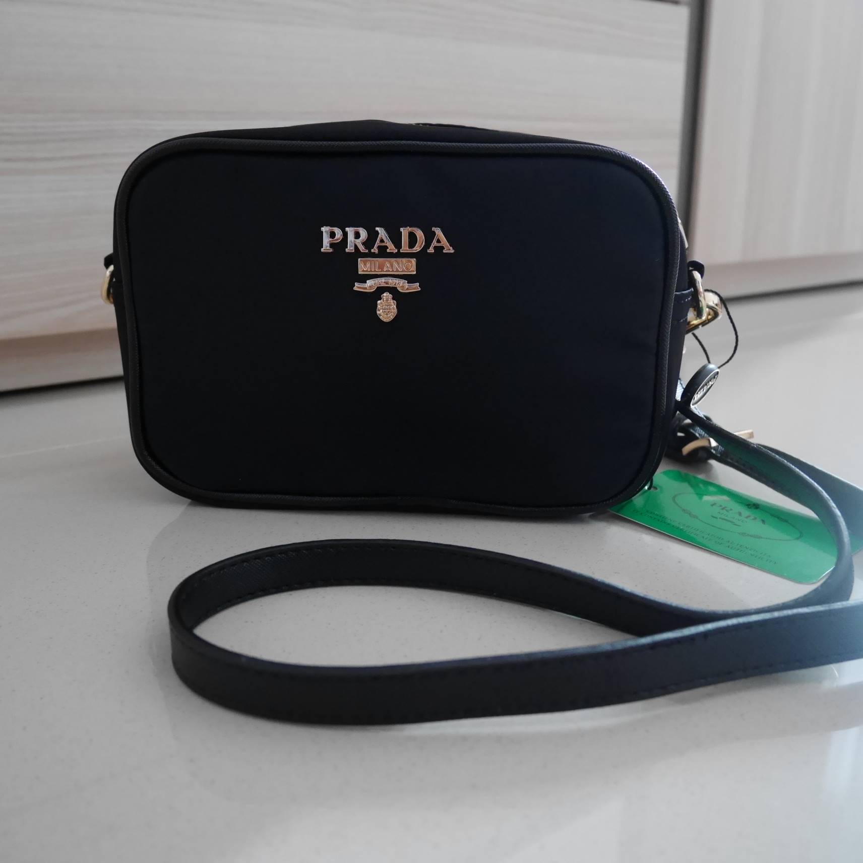 ล็อตใหม่ค้า กับทรงน่ารักในราคาน่ารัก mini crossbody งานพรีเมี่ยมกิ้ฟ จากเคาเตอร์ต่างประเทศ เป็น Best Seller อีกหนึ่งรุ่นเลย จากแบรนด์ PRADA เป็นทรงสี่เหลี่ยม กระเป๋าเป็นผ้า nylon ทั้งใบ เลิศมาก สามารถสะพายเป็น shoulder bag ได้เลย ขนาดกำลังดีค่ะ ใส่ของจุกจ