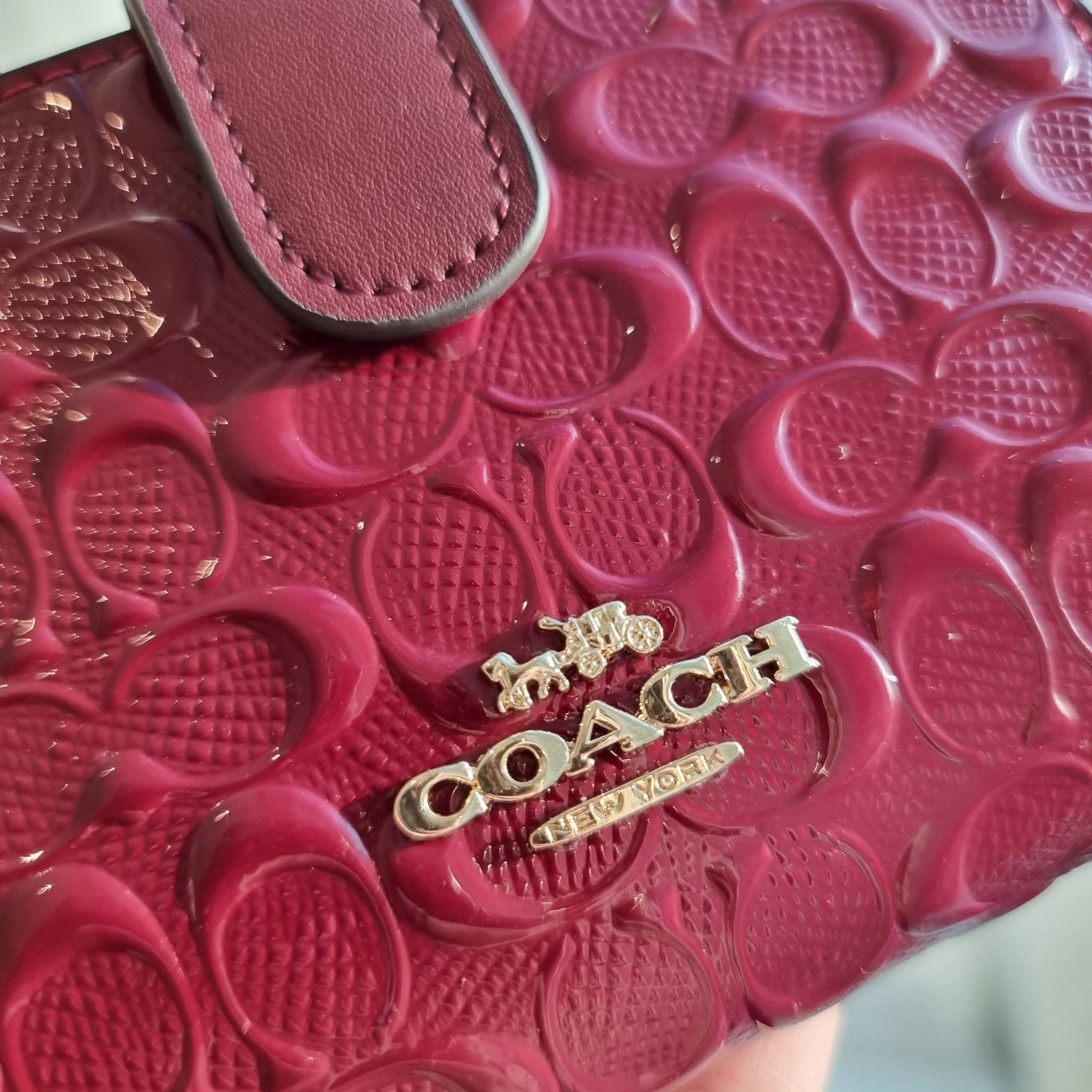 OUTLET 】COACH F25937 MEDIUM CORNER ZIP WALLET กระเป๋าสตางค์ใบกลาง 🔥 รุ่นหนังแก้วสุดฮอต!! สวยหรู ขนาดกำลังเหมาะมือ ดูดีดูแพงทุกสี มีช่องใส่บัตรและธนบัตรครบ และมีช่องแยกสำหรับใส่เหรียญ มาให้ครบเซ็ท พร้อมเสิร์ฟความสวยให้ถึงบ้านไปเลยจ้า