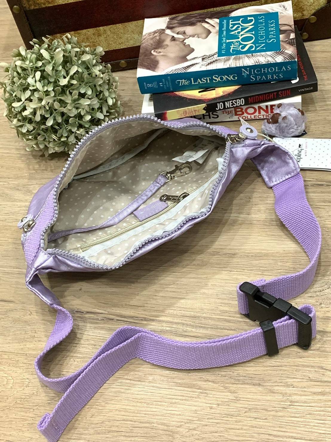 5สี Kipling WHISPER Basic Fanny Pack รุ่นใหม่ล่าสุดกับกระเป๋าทรงคาดอกหรือคาดเอวสุดชิค วัสดุpolyester100% น้ำหนักเบา มีช่องซิปใช้งานหลัก2ช่อง ใส่กระเป๋าสตางค์ทรงยาวได้ ขนาดกำลังดี สายสะพายปรับความยาวได้ฟรีไซส์ ประดับพวงกุญแจลิงน่ารัก สามารถถอดออกได้ มีรูปแ