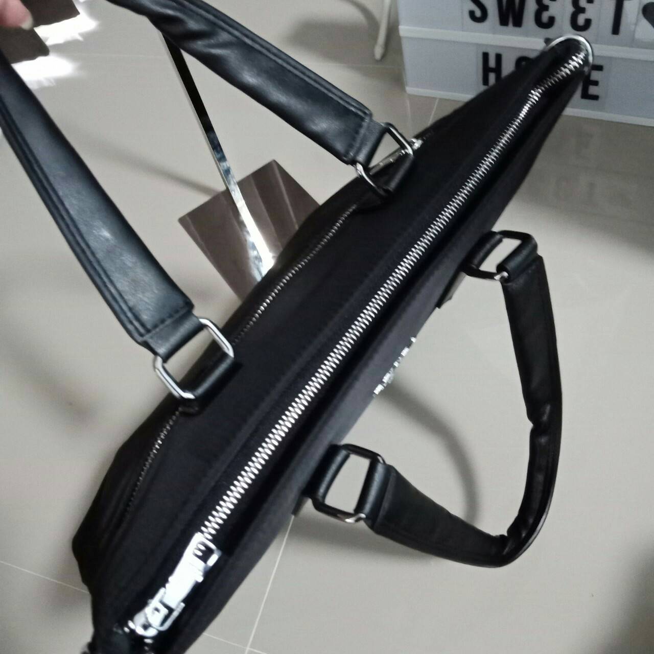 PRADA VIP GIFT NYLON HANDBAG ทรงสวย สุดคลาสสิค อยู่ทรง สวยหรูมากคะ วัสดุทำจากNylon คุณภาพดีสามารถกันน้ำได้ จะถือก็หรู จะสะพายก็ได้คะ ขนาดกลางๆ จุของได้เยอะ ใส่สมุด หนังสือ Ipad Labtop ได้สบายๆคะ ใช้ได้ทั้งคุณผู้หญิง และ คุณผู้ชายเลยคะ ดูดีมีคลาส มากๆคะ รุ