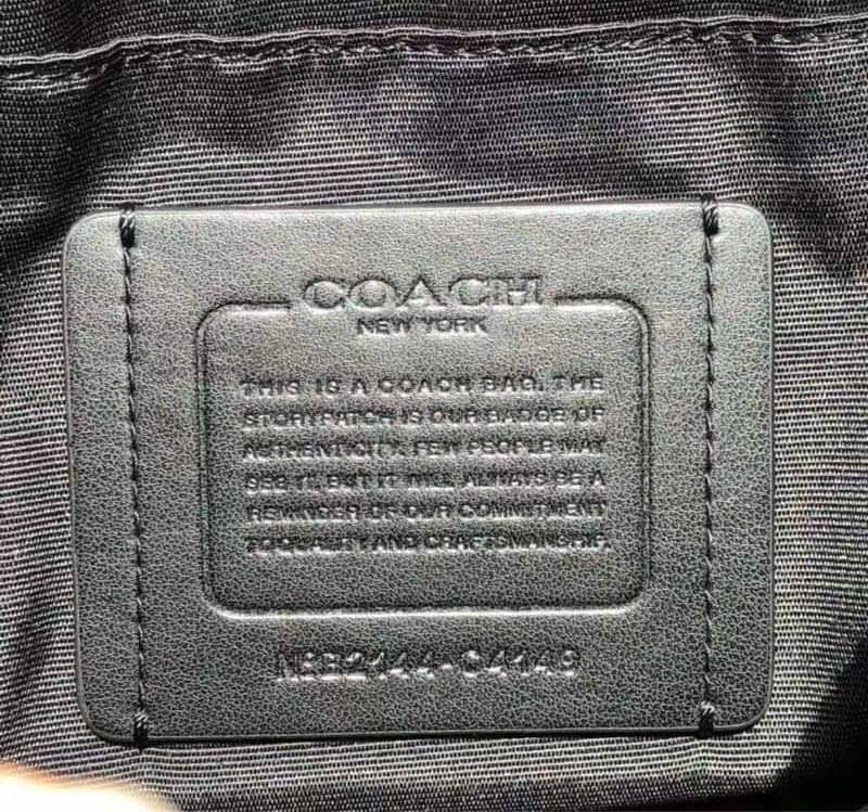 COACH GRAHAM CROSSBODY IN SIGNATURE CANVAS (COACH C4149) กระเป๋าครอสบอดี้รุ่นยอดฮิตสำหรับหนุ่มๆ ที่สาวๆก็ใช้ได้!! รูปทรงดีไซน์คลาสสิค ใช้งานสะดวก วัสดุหนังแคนวาสเคลือบลาย เปิด-ปิดด้วยซิป ภายในเป็นช่องโล่ง ใส่ของสำคัญได้ครบ สายสะพายปรับได้ตามตัว มีมาให้ช้อ