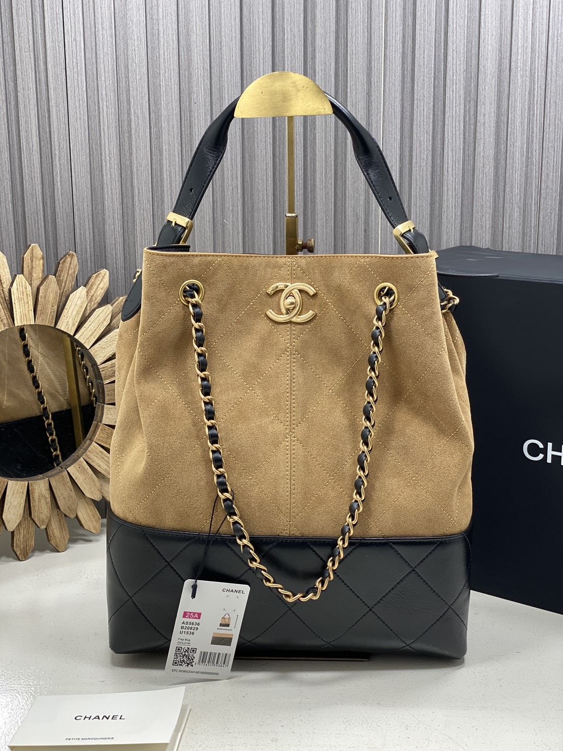 ORI หนังแท้ | CHANEL Shopping Bag 25A Suede Bag กระเป๋าช้อปปิ้งทรงโท้ท ดีไซน์ใหม่ทรงยาว หนังกลับสีทูโทน ในคอล Métiers D'art 2024/25 ดีไซน์ใหม่หนังกำมะหยี่โทนน้ำตาล ใช้งานง่าย สวยหรูดูแพง