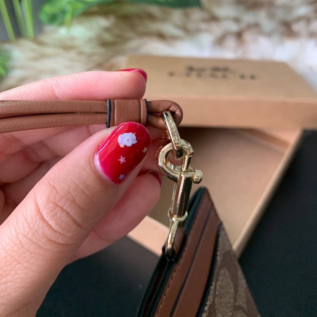 COACH F63274 ID LANYARD IN SIGNATURE COATED CANVAS กระเป๋าใส่บัตรคล้องคอ ลาย C ทั้งใบ ด้านหน้าตกแต่งชื่อแบรนด์ สวยมากกก ใส่บัตรพนักงาน และบัตรต่างๆ มาพร้อมสายคล้องคอ สายถอดออกได้ ตัวกระเป๋ามี 3 ช่องค่ะ