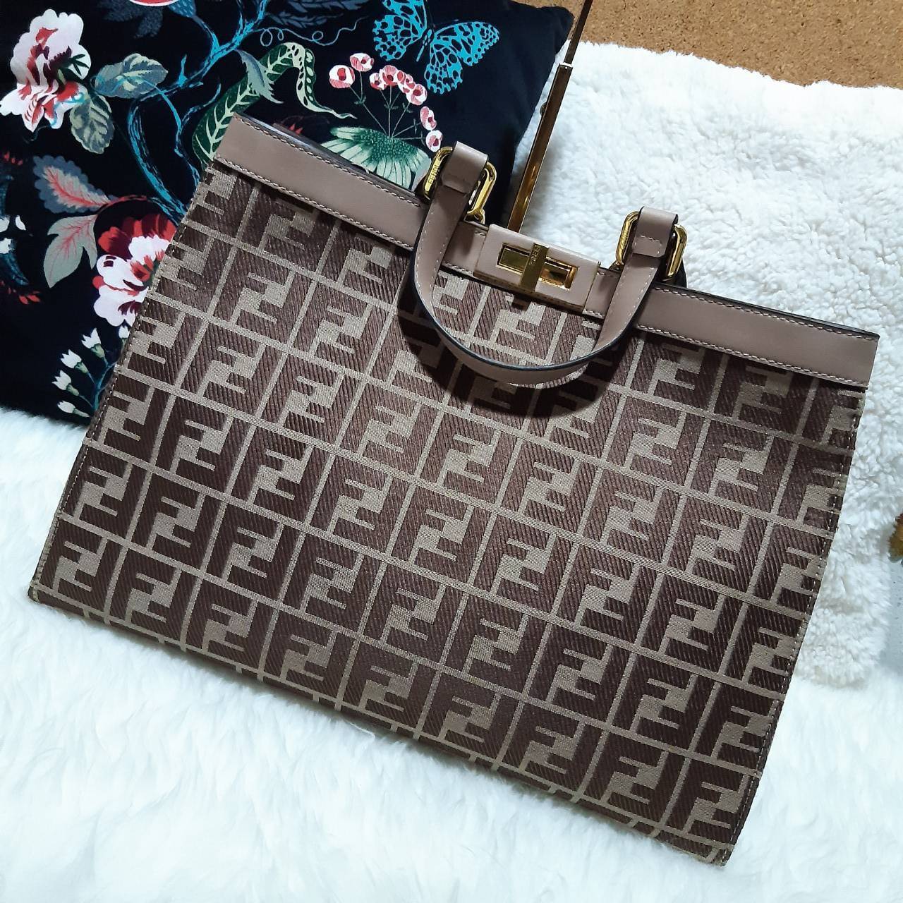 พรีเมี่ยมกิ๊ฟแท้ 100% 】FENDI NEW TOTE GIFT BAG กระเป๋าถือ/สะพายไหล่ น้ำหนักเบา ทรงสวย หรู ดูแพงเกินเบอร์!!