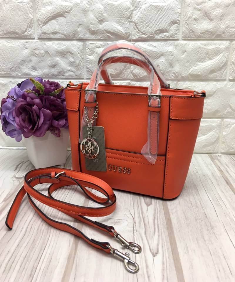 GUESS SAFFIANO MINI CROSS BODY BAG กระเป๋าถือหรือสะพายรุ่นยอดนิยมจาก GUESS หนัง Saffiano สวยอยู่ทรงสไตล์ PRADA ขนาดกำลังดีน้ำหนักเบา ด้านหน้าประดับโลโก้แบรนด์ พร้อมพวงกุญแจโลโก้แบรนด์ห้อยที่หูกระเป๋าสามารถถอดเเยกใช้ได้ เปิดปิดด้วยซิปสะดวกใช้ ภายในมีโลโก้ 