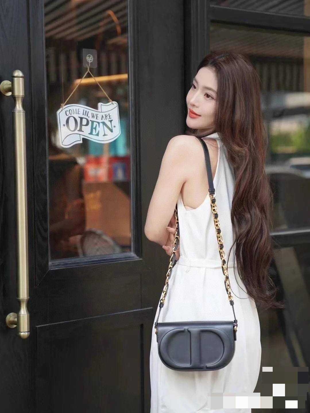 CD SIGNATURE BAG WITH STRAP กระเป๋าสะพายซิกเนเจอร์ ไอเท็มมาแรง ที่สวยแซ่บไม่มีไม่ได้เลย เกรดออริ 1:1 ใช้งานต่างประเทศได้