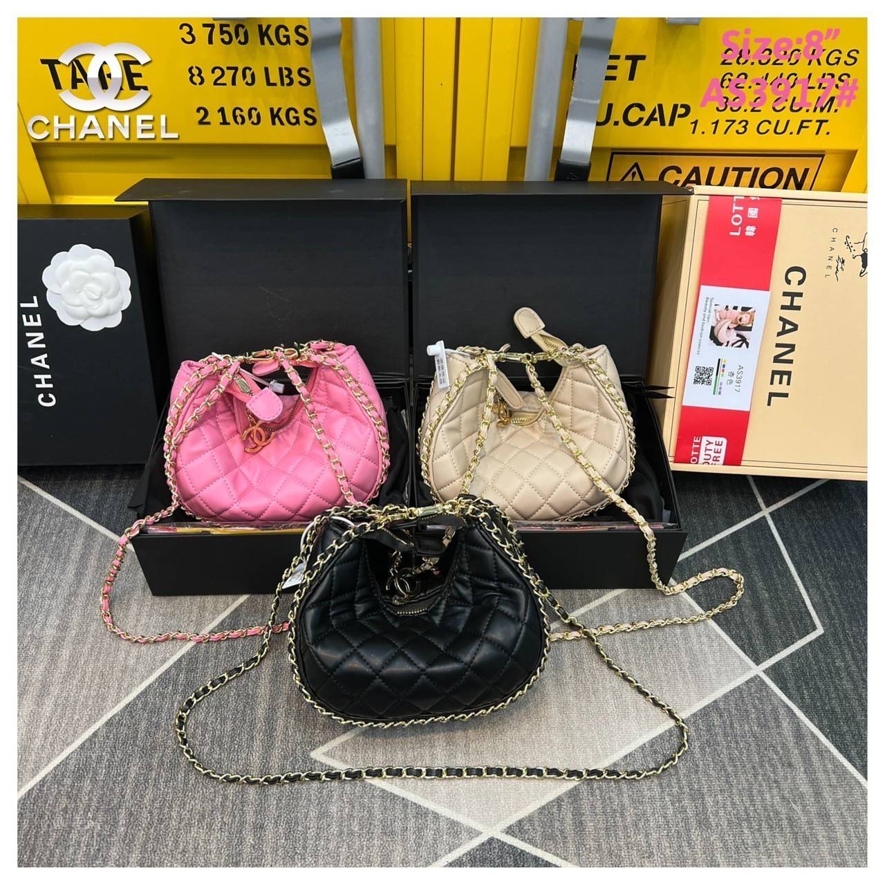 Chanel Pouch Hot item 2023 กระเป๋าสะพายกึ่งพอช ใบเล็กน่ารักน่าใช้ ถือไปไหนก็อัพลุคปัง วัสดุหนังแกะ สัมผัสนิ่มมือ หูจับในตัว ปรับได้อีกเล็กน้อย มาพร้อมสายสะพายโซ่ ความยาวกำลังดี