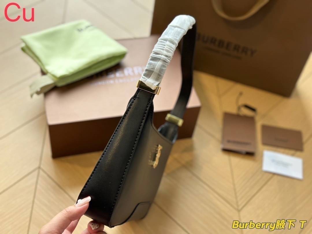 Burberry TB Shoulder Bag 9" 11" กระเป๋าสะพายไหล่ เรียบหรูดูแพงต้องยกให้รุ่นนี้เลยค่ะ งานหนังสวยเต็มใบ โลโก้อะไหล่ทองเงางาม สวยเป๊ะ จะถือหรือสะพายไหล่ก็ดูหรูหรามีระดับ