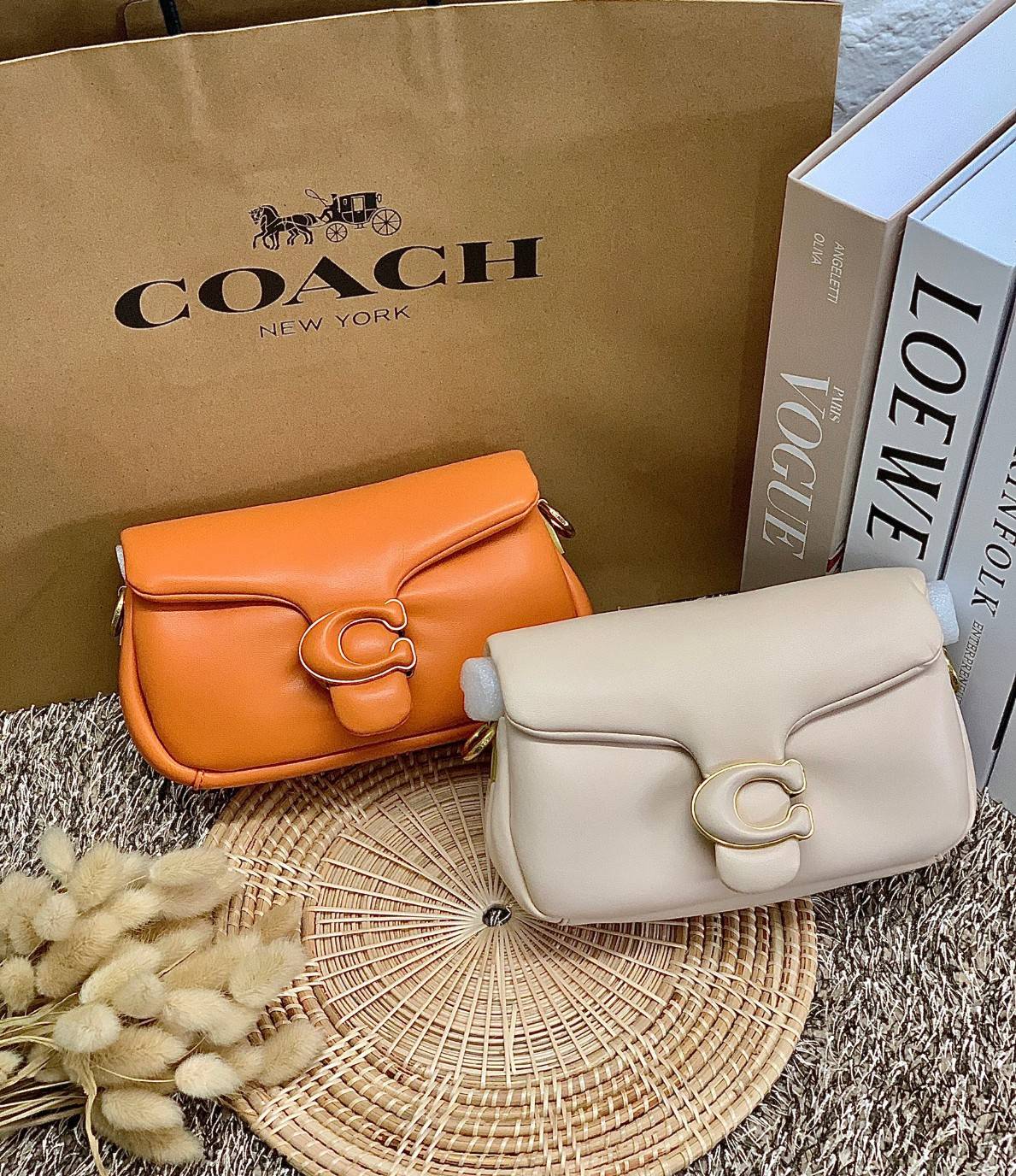 สีที่ขายดีที่สุด เหลือจากจองไม่กี่ใบนะคะ😁 COACH PILLOW TABBY SHOULDER BAG 18 ((C3880)) พร้อมส่งที่ไทย คุณภาพเกินราคา! กระเป๋าหิ้ว//สะพายแบบครอสบอดี้ร์ 🔺หนัง nappa หนานิ่ม นุ่มมากๆ รุ่นใหม่ล่าสุดค่ะ!