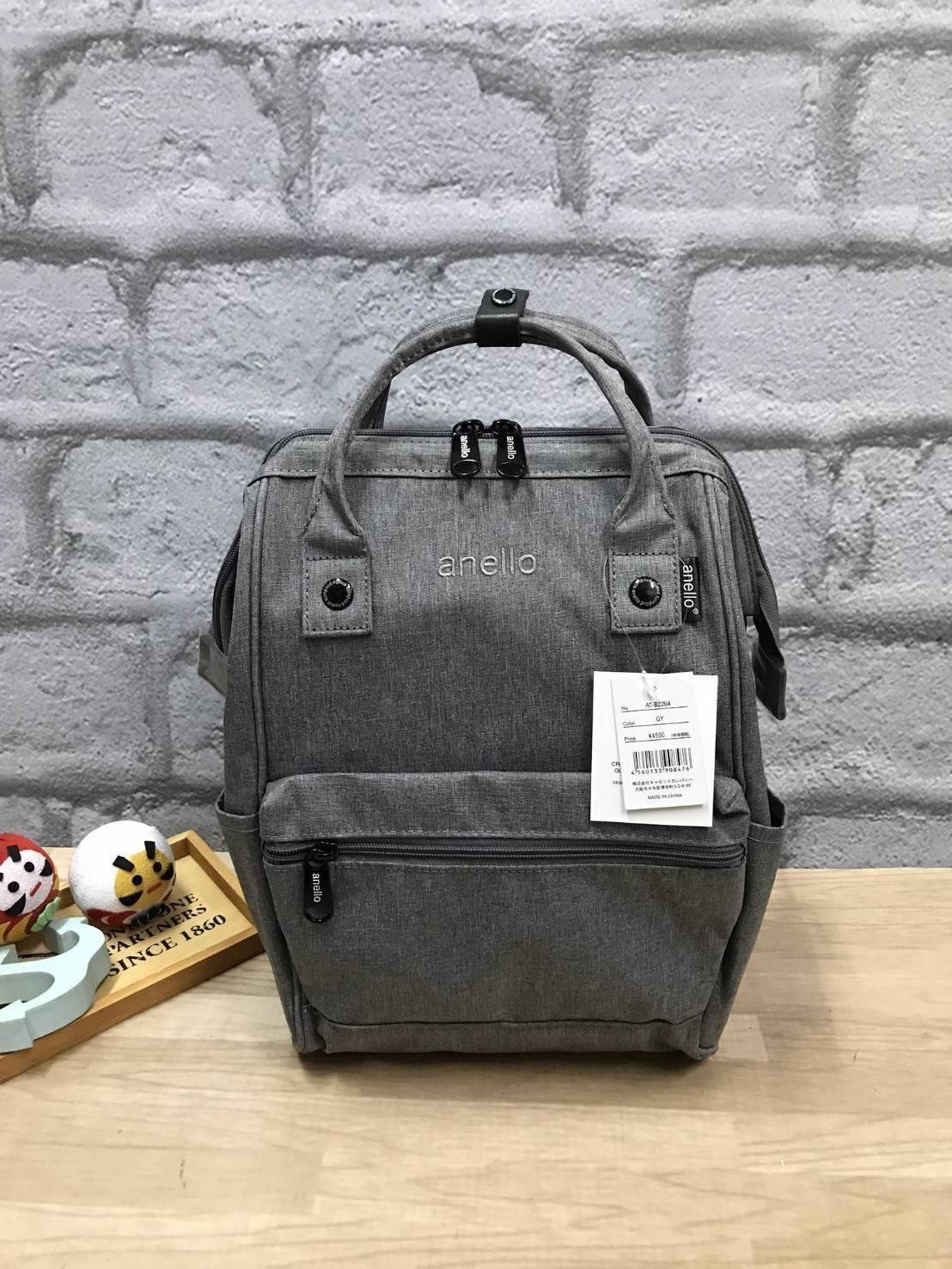 Anello Mottled Polyester Mini Backpack เป้แบรนด์ดังแห่งปี วัสดุ poleyester canvas เนื้อผ้าเรียบหรู และทันสมัย ดีเทลคล้ายรุ่น original ต่างตรงที่ด้านหน้าเป็นงานปักโลโก้สวยงาม และหัวซิป สกรีนโลโก้แบรนด์สีสันเข้ากับตัวกระเป๋า รุ่นชน shop มีหลากสีให้เลือกสรรค