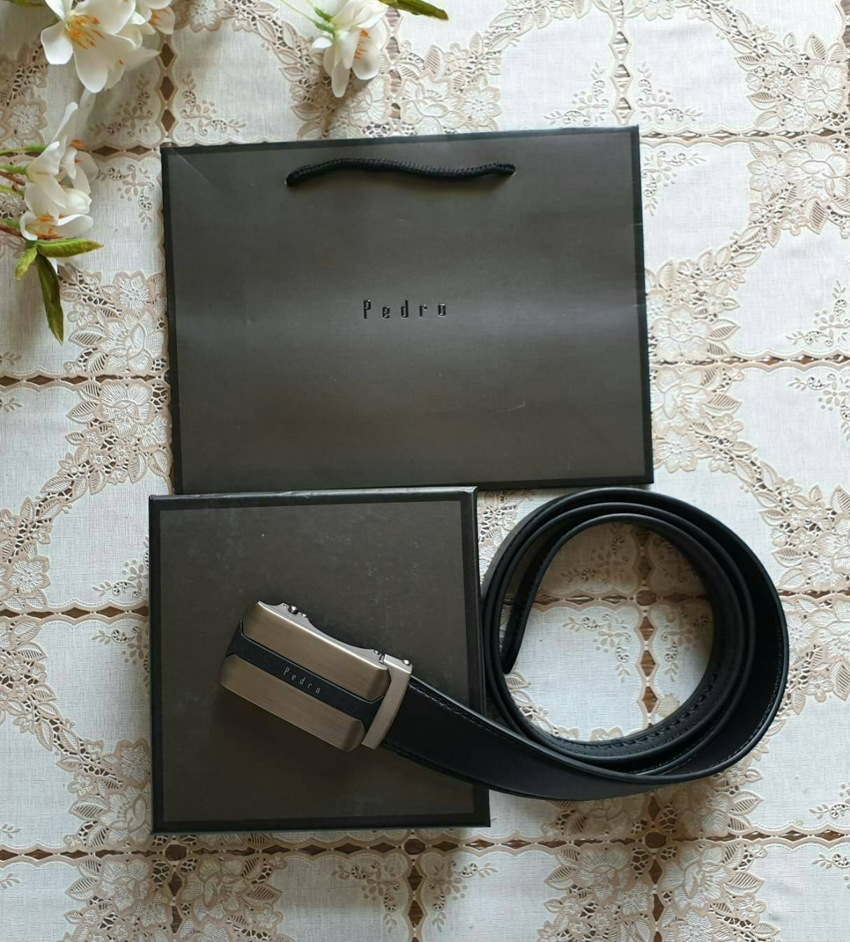 PEDRO MEN LEATHER BELT (Free Size) เข็มขัดหนังจาก PEDRO MEN หัวเข็มขัดโลหะ โลโก้แบรนด์ที่หัวเข็มขัด คุณภาพดีตามแบบฉบับของแบรนด์ สายเข็มขัดหนังเรียบสีดำ สายปรับใช้เข้าได้กับทุกชุด มาพร้อมกล่องและถุงกระดาษแบรนด์มอบเป็นของขวัญได้นะคะ