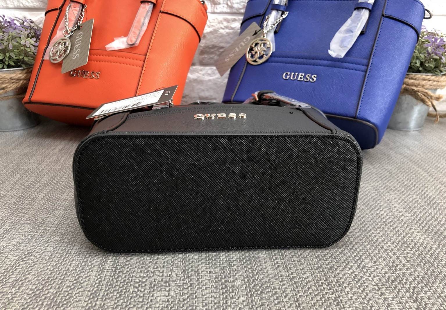 GUESS SAFFIANO MINI CROSS BODY BAG กระเป๋าถือหรือสะพายรุ่นยอดนิยมจาก GUESS หนัง Saffiano สวยอยู่ทรงสไตล์ PRADA ขนาดกำลังดีน้ำหนักเบา ด้านหน้าประดับโลโก้แบรนด์ พร้อมพวงกุญแจโลโก้แบรนด์ห้อยที่หูกระเป๋าสามารถถอดเเยกใช้ได้ เปิดปิดด้วยซิปสะดวกใช้ ภายในมีโลโก้ 