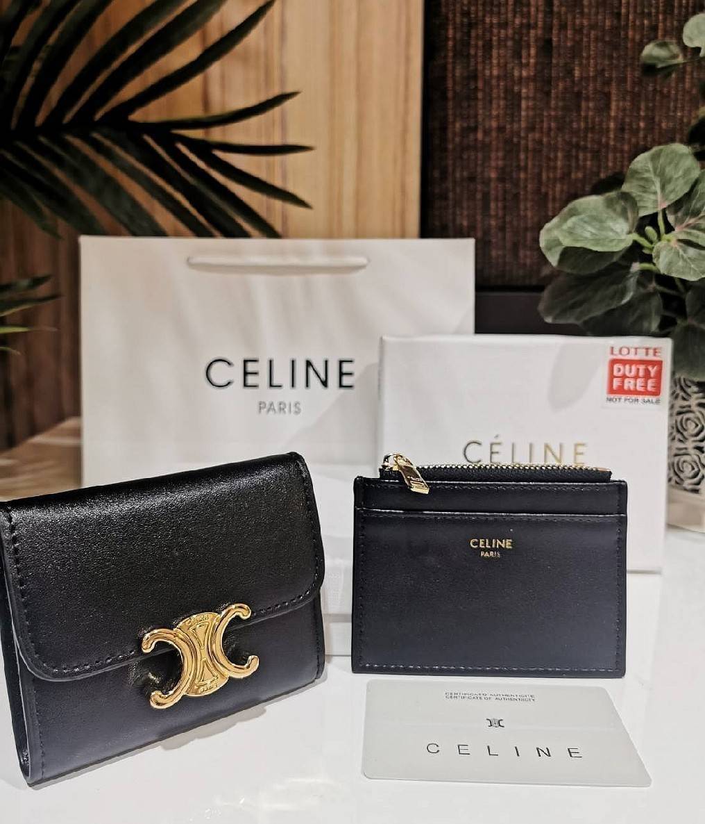 VIP 】CELINE SHORT WALLET VIP GIFT WITH PURCHASE GWP พรีเมี่ยมกิ๊ฟ Limited จาก CELINE HAUTE PARFUME DUTYFREE COUNTER วัสดุ Triomphe Canvas รุ่นใหม่เปิดปิดฝาพับกระดุม ภายในมีช่องแบ่งหลายช่อง ช่องใส่บัตรหลายช่อง ช่องใส่ธนบัตรใส่แบงก์พันได้เหมือนกระเป๋าสตางค์