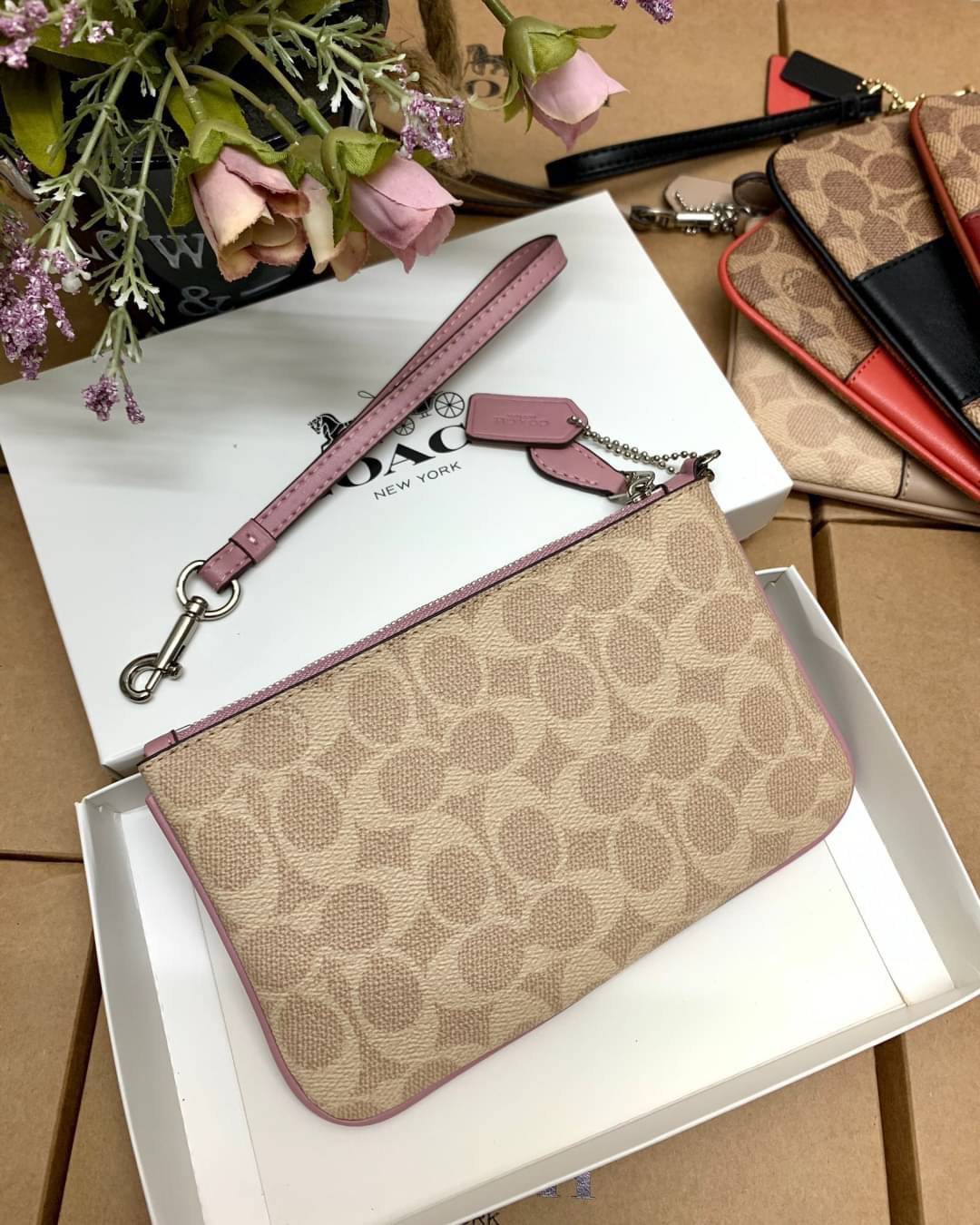 ORI COACH SMALL WRISTLET IN COLORBLOCK SIGNATURE ((32445)) ✔️กระเป๋าคล้องมือ วัสดหนัง pvc อย่างดี ลายซิกเนเจอร์ ตัดขอบสีตรงกลางสวยงามมากๆค่ะ