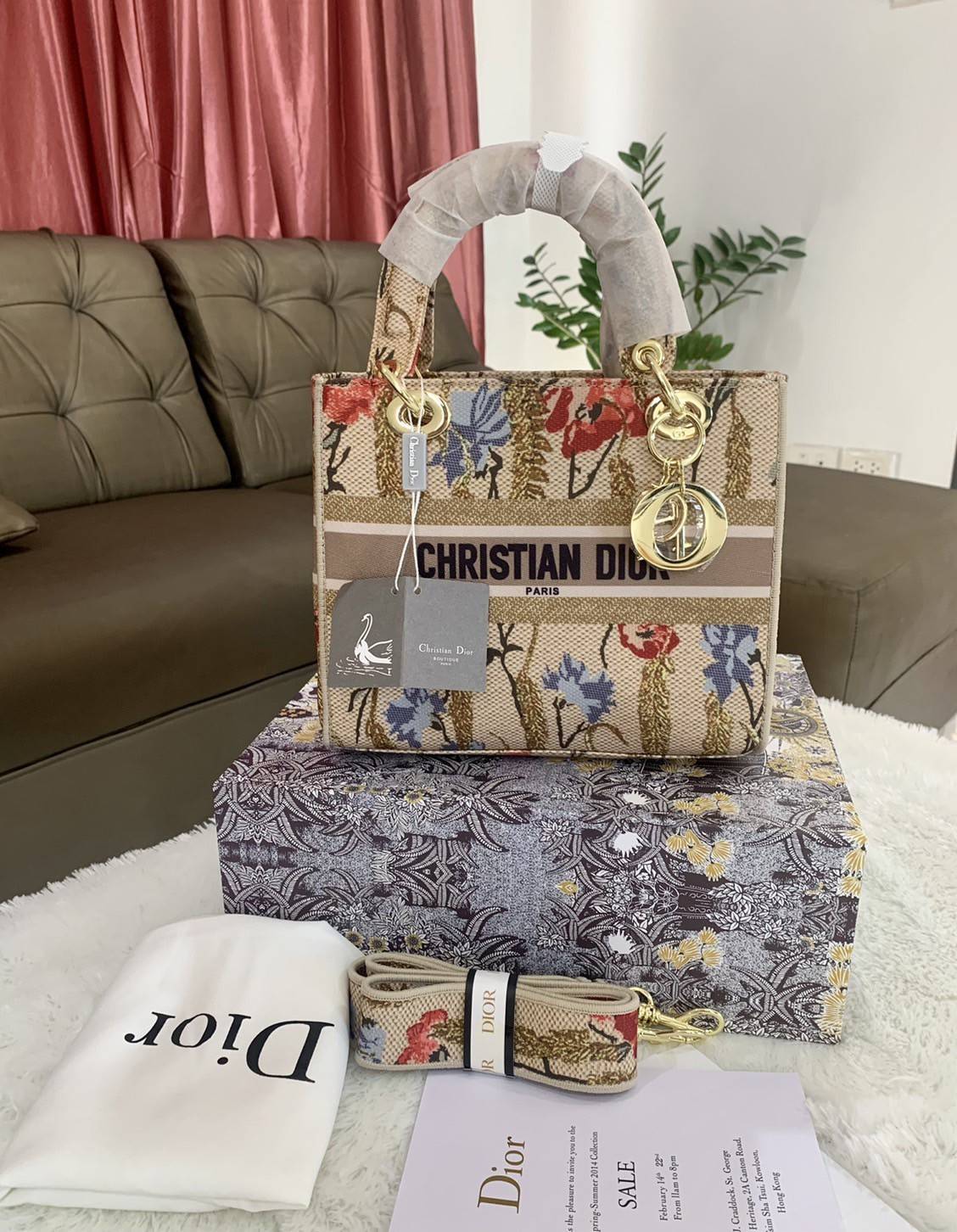 DIOR WOMEN MEDIUM LADY D-LITE BAG VIP GIFT WITH PURCHASE (GWP) พรีเมี่ยมกิ้ฟ Limited Edition จาก DIOR DUTYFREE COUNTER วัสดุหนังแท้ Calfskin หุ้มด้วยผ้า Cannage อีกชั้นและปักลวดลาย 'Dior Palm' กระเป๋า Lady D-Lite ผสมผสานความสง่างามและคลาสสิกที่เ