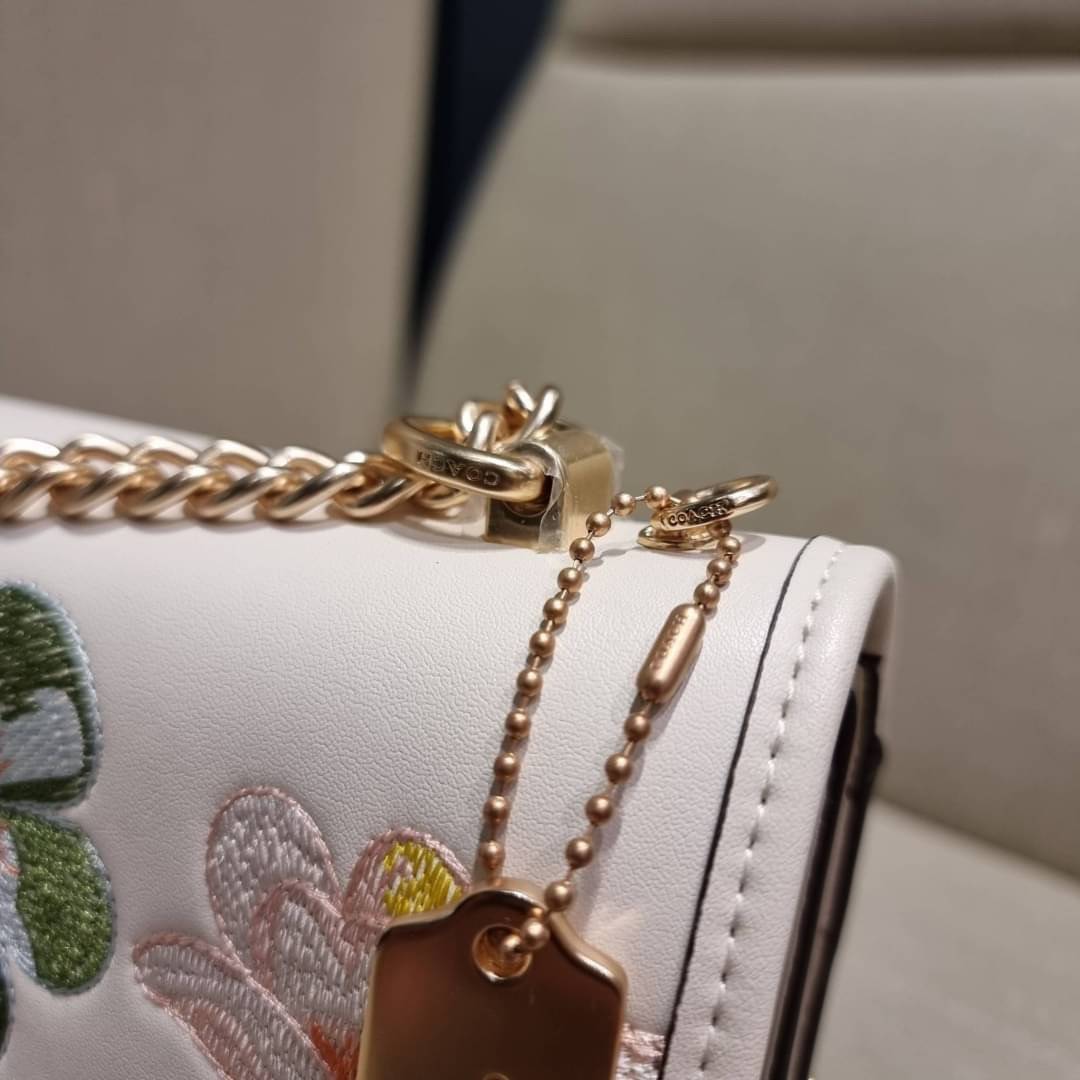 COACH C9230 KLARE CROSSBODY IN SIGNATURE CANVAS WITH FLORAL EMBROIDERY น้องใหม่คอลล่าสุด กับกระเป๋าสะพายข้าง โทนสีละมุนลูกคุณหนู ดีไซน์ปักดอกไม้เพิ่มลูกเล่น ให้ดูแพง วัสดุผนังแคนวาสสลับหนังแท้ สายสะพายโซ่สลับหนัง สะพายยังไงก็ขับผิว เปิด-ปิดด้วยกระดุมแม่เห