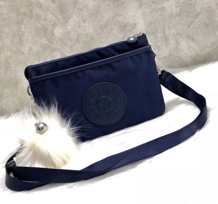 New in Kipling Sling Bag 2018 (k72323) >>Factory OEM HK<< พร้อมส่งที่ไทย กระเป๋าสะพายข้าง crossbody หรือถือ ก็เก๋ไปอีกแบบ วัสดุไนล่อนอย่างดี คุณภาพสูง ผ้าลื่นแวว ด้านหน้าติดโลโก้แบรนด์ตัวใหญ่ มีช่องกว้างขนาดกลางหนึ่งช่อง ใส่ของได้เยอะ เปิดปิดช