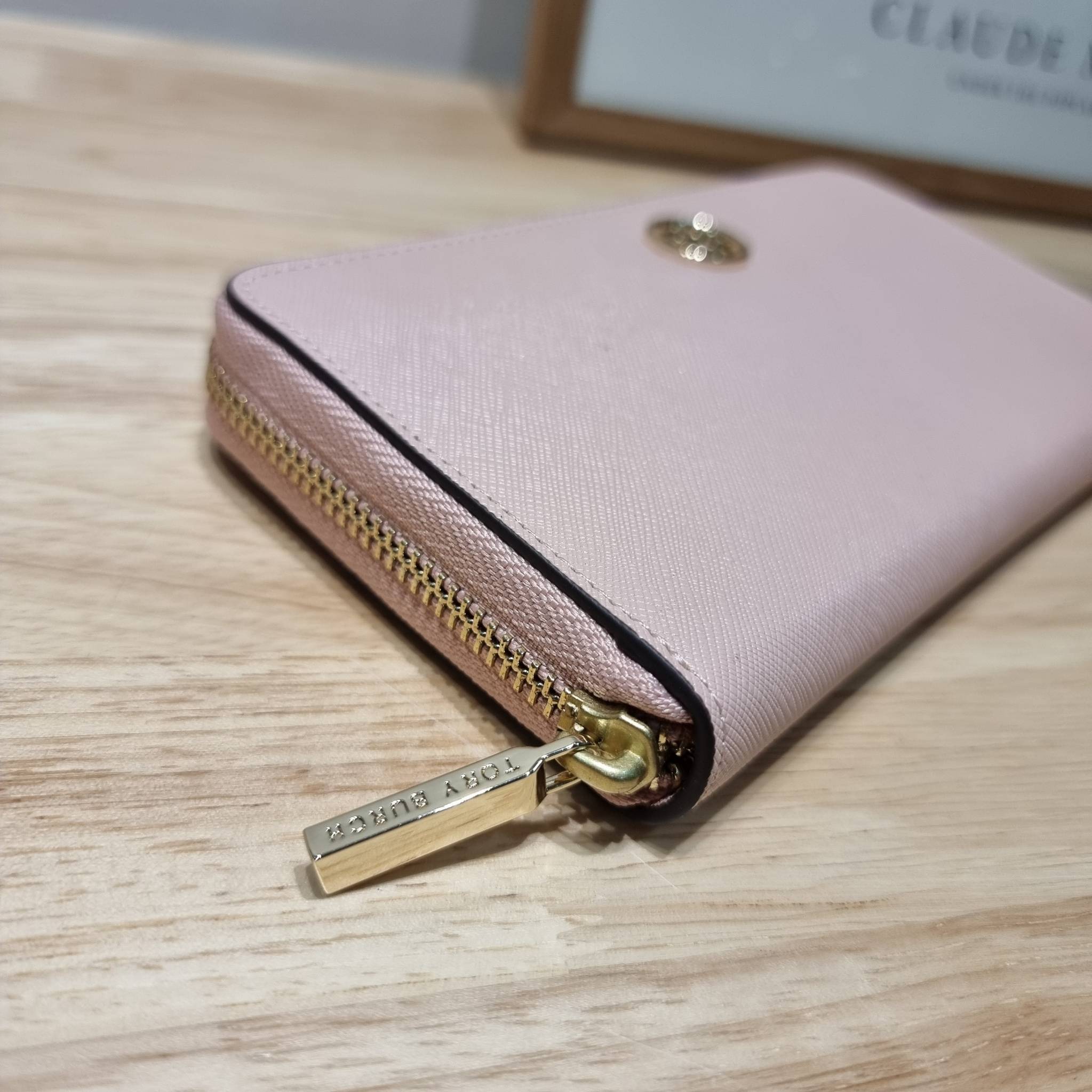 TORY BURCH ROBINSON MULTI GUSSET ZIP CONTINENTAL WALLET รุ่นหายาก พร้อมสีน่ารักน่าใช้ ต้อนรับเดือนแห่งความรัก!! กับกระเป๋าสตางค์ใบยาว ขนาดกำลังพอเหมาะ ดีไซน์เรียบหรู