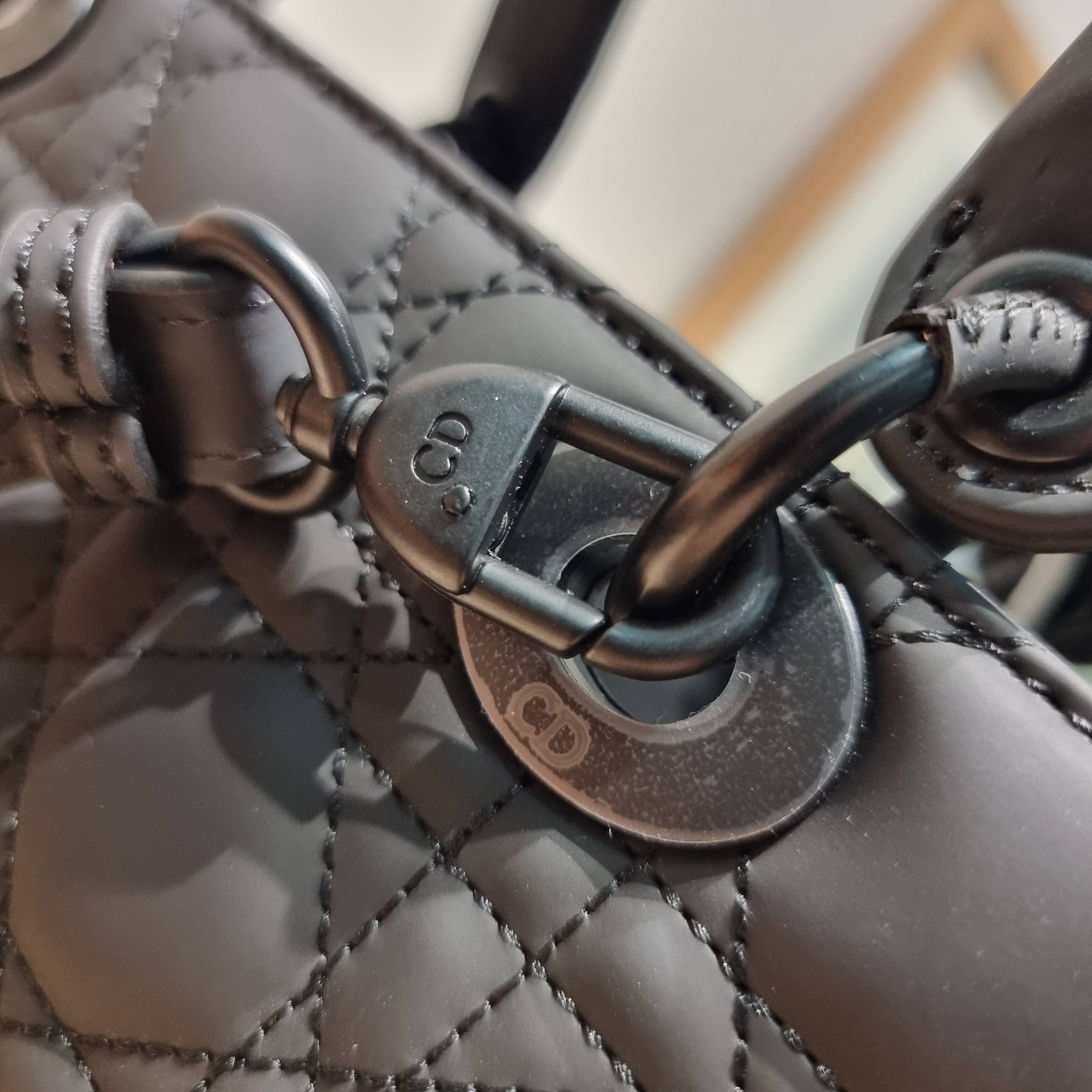 SMALL LADY DIOR MY ABCDIOR BAG Ultramatte Cannage Calfskin / CD LADY ULTRAMATTE BAG พร้อมส่ง กระเป๋าสะพายข้าง ดีไซน์เรียบง่าย แต่แฝงไปด้วยความหรูหรา ทรงกล่องคลาสสิค โดดเด่นด้วยพวงกุญแจอะไหล่สีเดียวกับตัวกระเป๋า ผิวแมทท์ ลายเส้นซ้อนทับสวยงาม