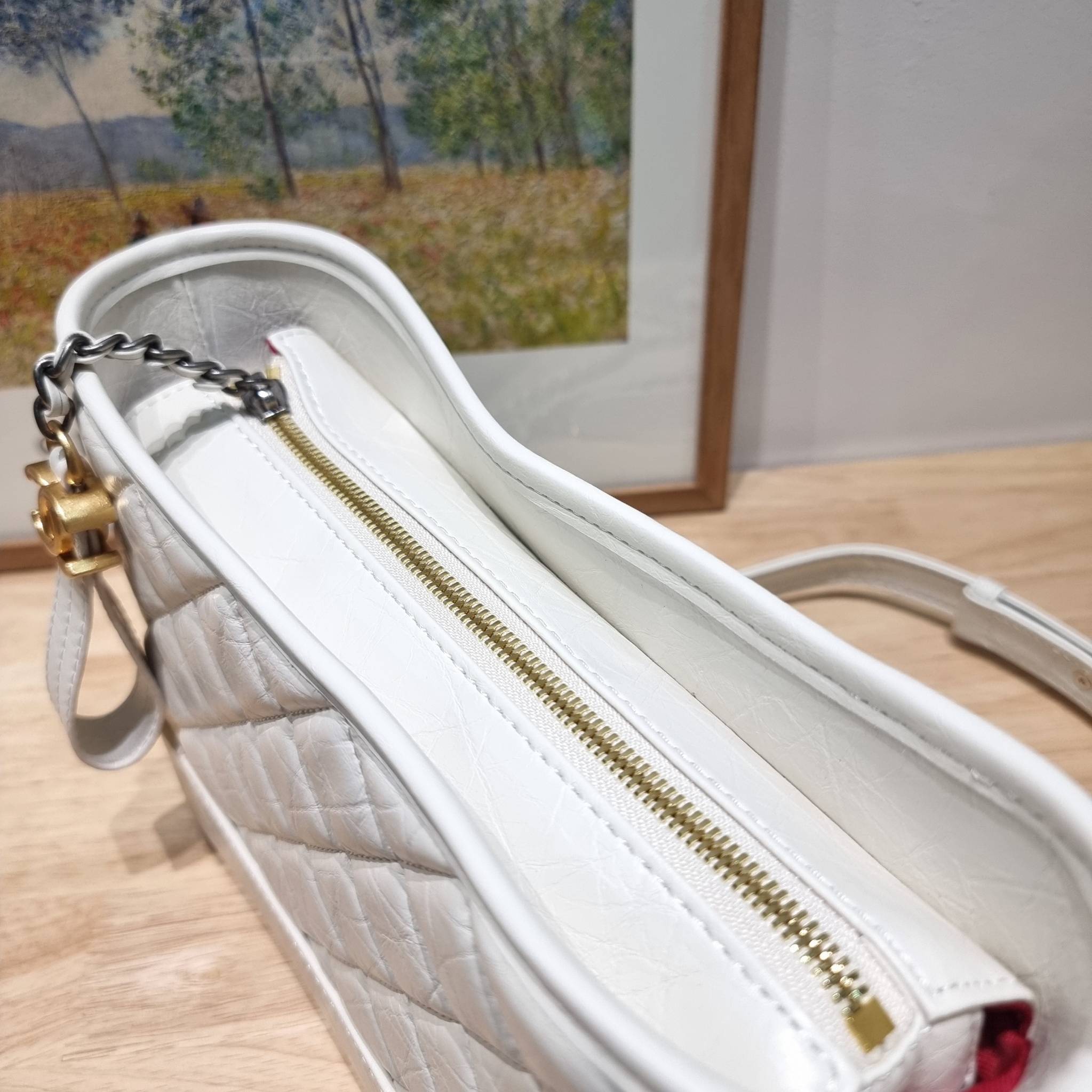 CHANEL Gabrielle Bag Medium สวยคลาสสิค No.1 ต้องยกให้ไอเท็มนี้เท่านั้น กับกระเป๋าสะพายซิกเนเจอร์ ดีไซน์ไม่เหมือนใคร เป็นเอกลักษณ์ ใช้งานได้หลากหลาย สะพายได้ไม่ซ้ำ