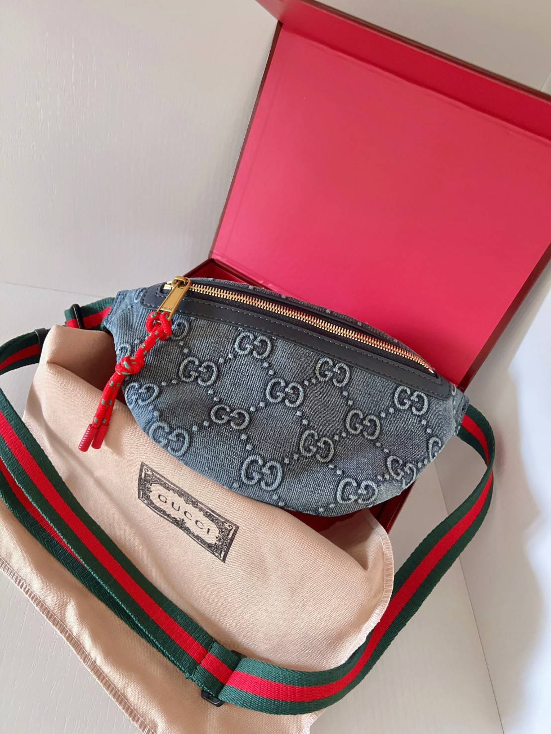 GUCCI GG DENIM BELT BAG ล่าสุดสวยมากๆ รุ่นนี้ใช้ได้ทั้งชายหญิง วัสดุเดนิมอย่างดีลายGแบบ3Dสวยมากๆค่ะ อะไหล่ซิปทองห้อยเชือกสีแดงโดดเด่น ซื้อใช้คู่กับแฟนยิ่งสวยค่าา