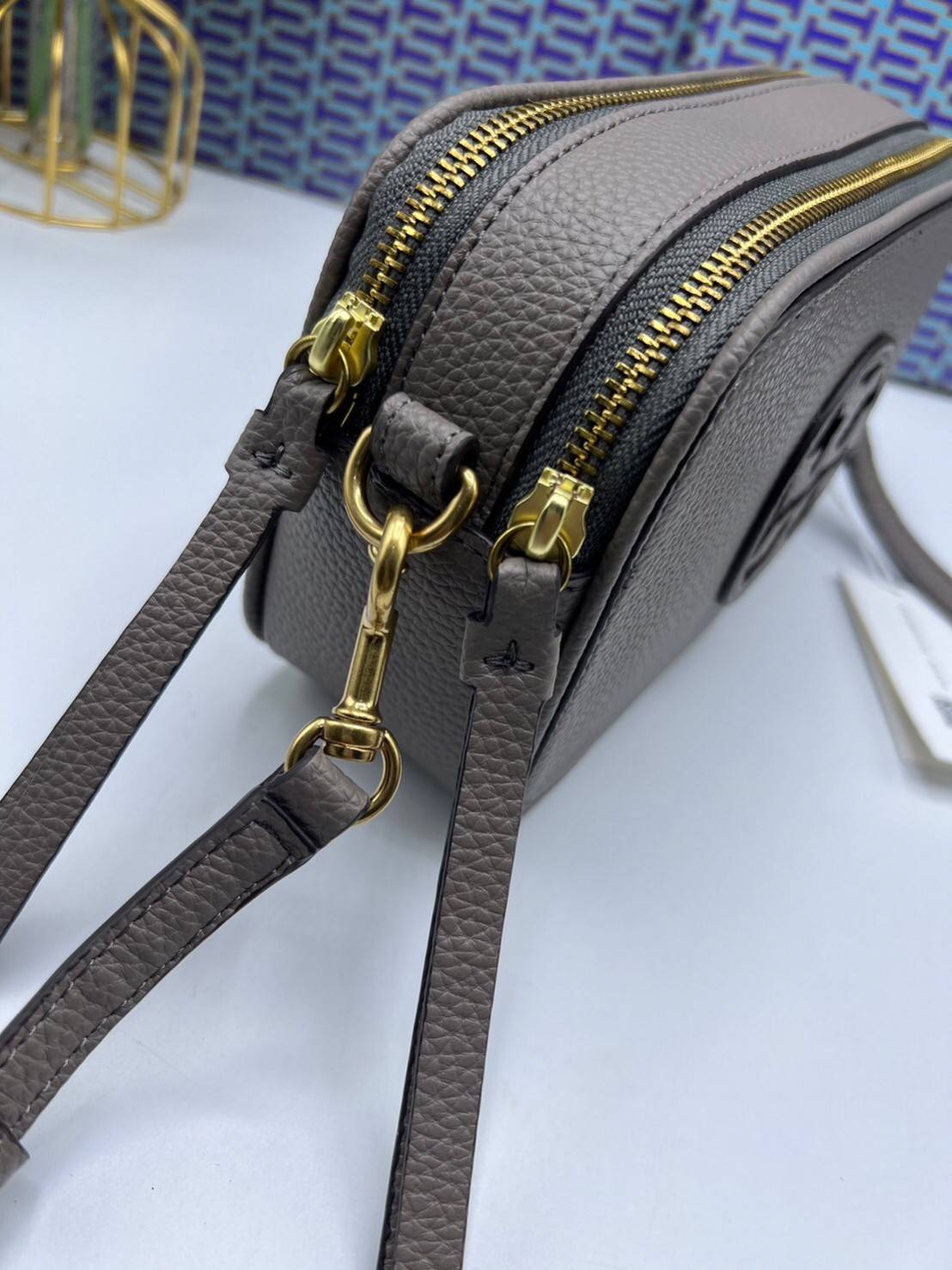 TORY BURCH Miller Mini Crossbody Bag / TORY CAMERA BAG / TORY BAG พร้อมส่ง 5 สี กระเป๋าสะพายใบเล็กมินิมอลในรูปทรงใหม่ที่คล่องตัว