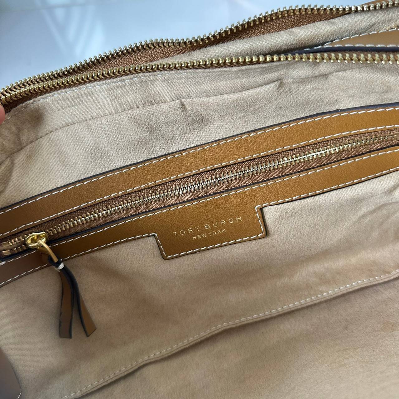 TORY BURCH Small T Monogram Marshmallow Satchel / Tory Burch tote handbag พร้อมส่ง 2 สี ใหม่ล่าสุด กระเป๋าสะพายไหล่ดีไซน์สุดทันสมัย ตัดเย็บสวยงาม ผ้า jacquard ตัดหนัง เปิด-ปิดแบบซิป มีช่องแบ่ง 2 ช่อง มีซิปลับด้านใน ใส่ของได้เยอะมากๆ ค่ะ