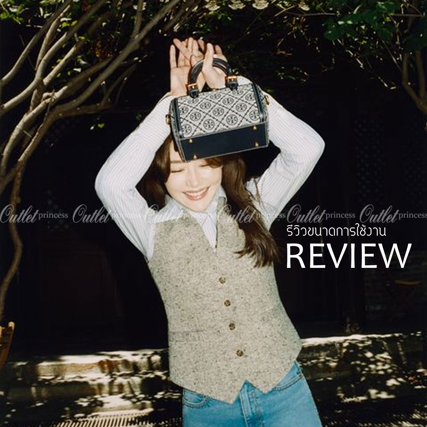 small: Tory burch T Monograme Jacquaed Mini Duffle Bag เป็นทรงกระเป๋าที่มีความฮอตฮิตตลอดกาล ด้วยรูปทรงคลาสสิคและเหมาะใช้งานเข้ากับทุกสถานการณ์ ไม่ว่าจะเป็นกระเป๋าสะพายไหล่ เพิ่มความคล่องตัวและเข้าได้กับทุกลุค ไม่ว่าจะเป็นวันสบายๆ หรือวันที่ต้องออกไปทำกิจก