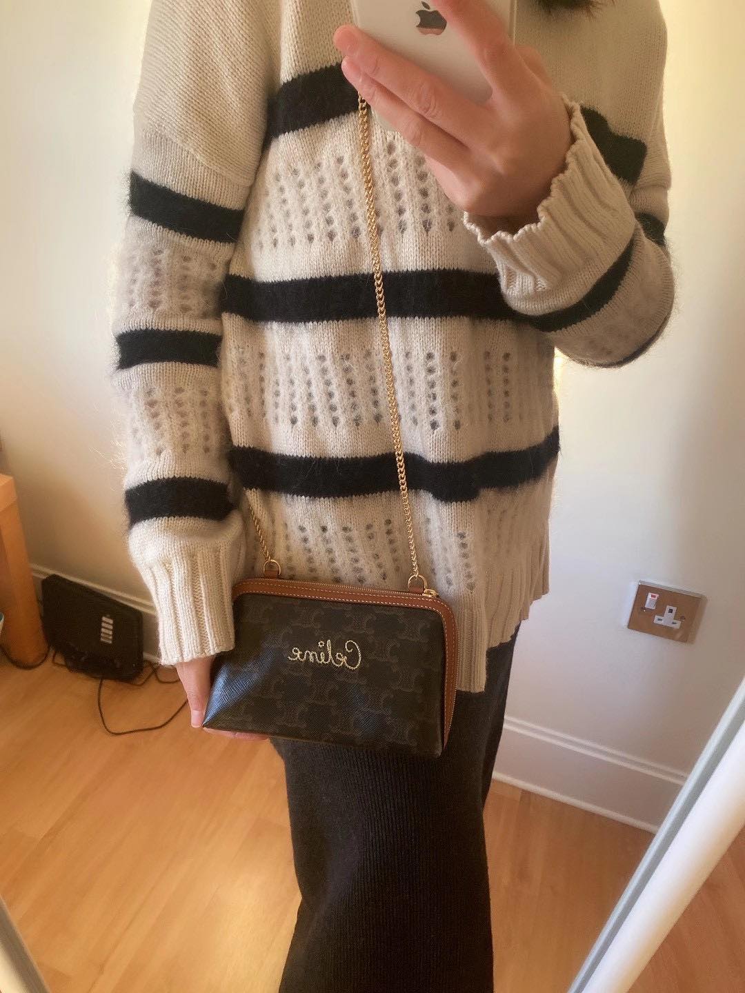 CELINE POUCH 16cm / CELINE TRIOMPHE Triumphal Arch Canvas / CELINE CLUTCH WITH CHAIN ภาพถ่ายจากสินค้าจริง พร้อมส่งที่ไทย ใช้งานต่างประเทศได้ กระเป๋าคลัทช์ดีไซน์เรียบหรูออกแบบมาได้อย่างลงตัว