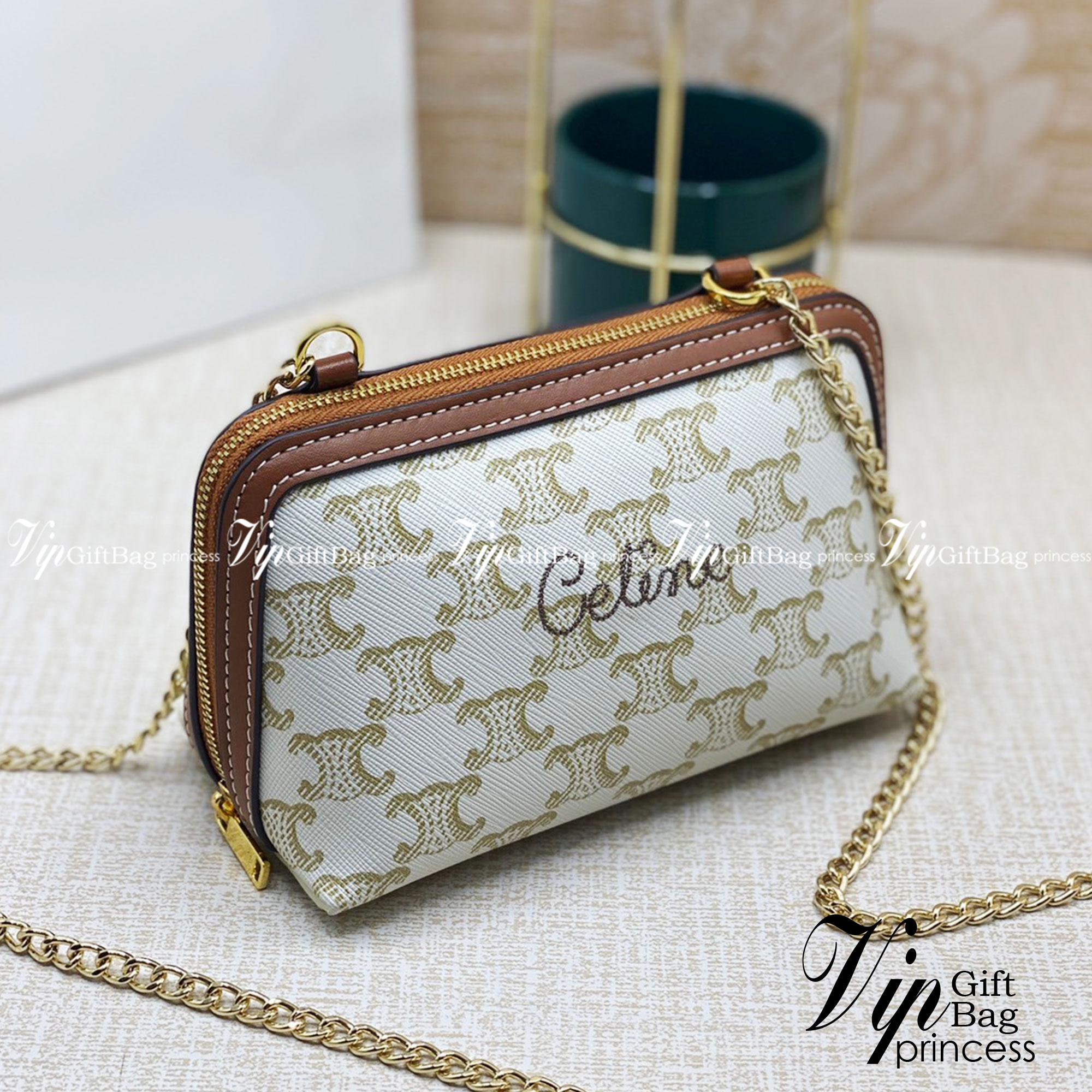 CELINE POUCH 16cm / CELINE TRIOMPHE Triumphal Arch Canvas / CELINE CLUTCH WITH CHAIN ภาพถ่ายจากสินค้าจริง พร้อมส่งที่ไทย ใช้งานต่างประเทศได้ กระเป๋าคลัทช์ดีไซน์เรียบหรูออกแบบมาได้อย่างลงตัว