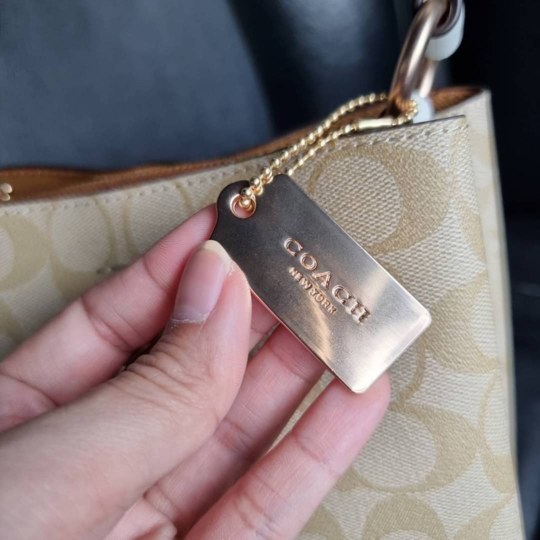 COACH 2312 SMALL TOWN BUCKET BAG IN SIGNATURE CANVAS รุ่นยอดนิยมใบเล็กมาครบสีแล้วจ้า กระเป๋าทรงบัคเก็ต สีผู้ดี๊ผู้ดี ตัวกระเป๋าดีไซน์คลาสสิคลายซี ดูโดดเด่น วัสดุหนังแคนวาสเคลือบลาย สวยคมทุกมุมจริงๆ!! เปิด-ปิดด้วยกระดุมแม่เหล็กทั้ง 2 ฝั่ง ภายในเป็นช่องโล่ง