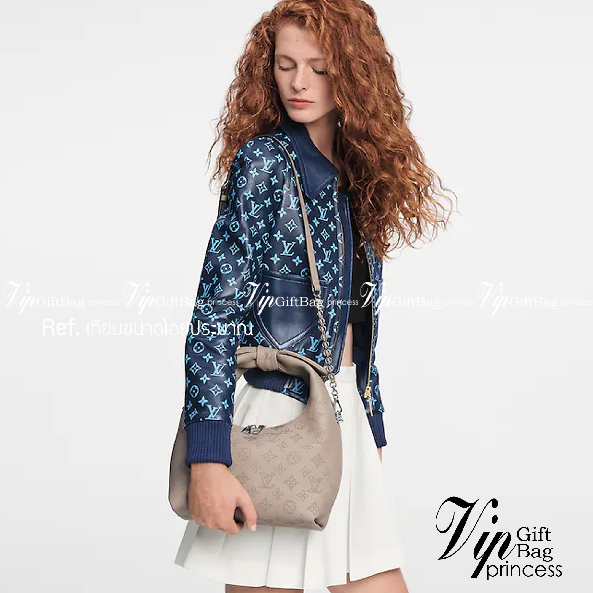 LV Why Knot PM Bag กระเป๋าสะพายงานแบรนด์ ผูกโบว์น่ารัก แต่คงความคลาสสิก งานหนังสวย ดีไซน์หรูหรา แมทช์กับการแต่งตัวง่าย จึงครองใจสาว ๆ ได้ไม่ยาก ไม่ว่าลุคไหนกระเป๋าใบนี้ก็คอมพลีทลุคได้อย่างสมบูรณ์แบบ ภาพถ่ายจากงานขายจริง ใช้งานต่างประเทศได้