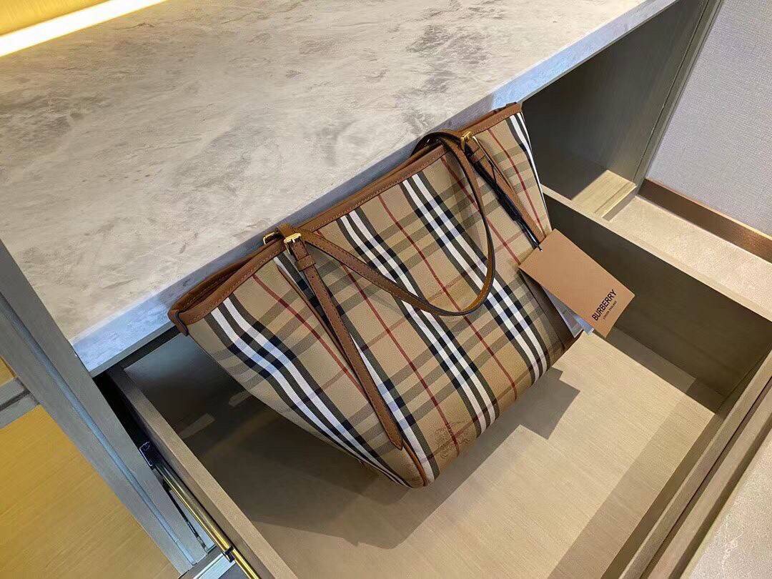 พรีเมี่ยมกิ๊ฟแท้ Burberry New War Horse Check Tote Gift Bag