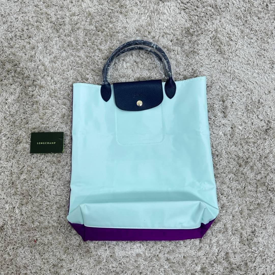 LONGCHAMP LE PLIAGE RE-PLAY TOP HANDLE BAG สินค้ารุ่นลิมิเต็ด collection สุดปัง ซื้อใบเดียวเหมือนได้2 ใบ กระเป๋าสะพายแนวตั้งที่กว้างขวาง มีเอกลักษณ์เฉพาะตัวแต่มีดีไซน์ที่น่าดึงดูด