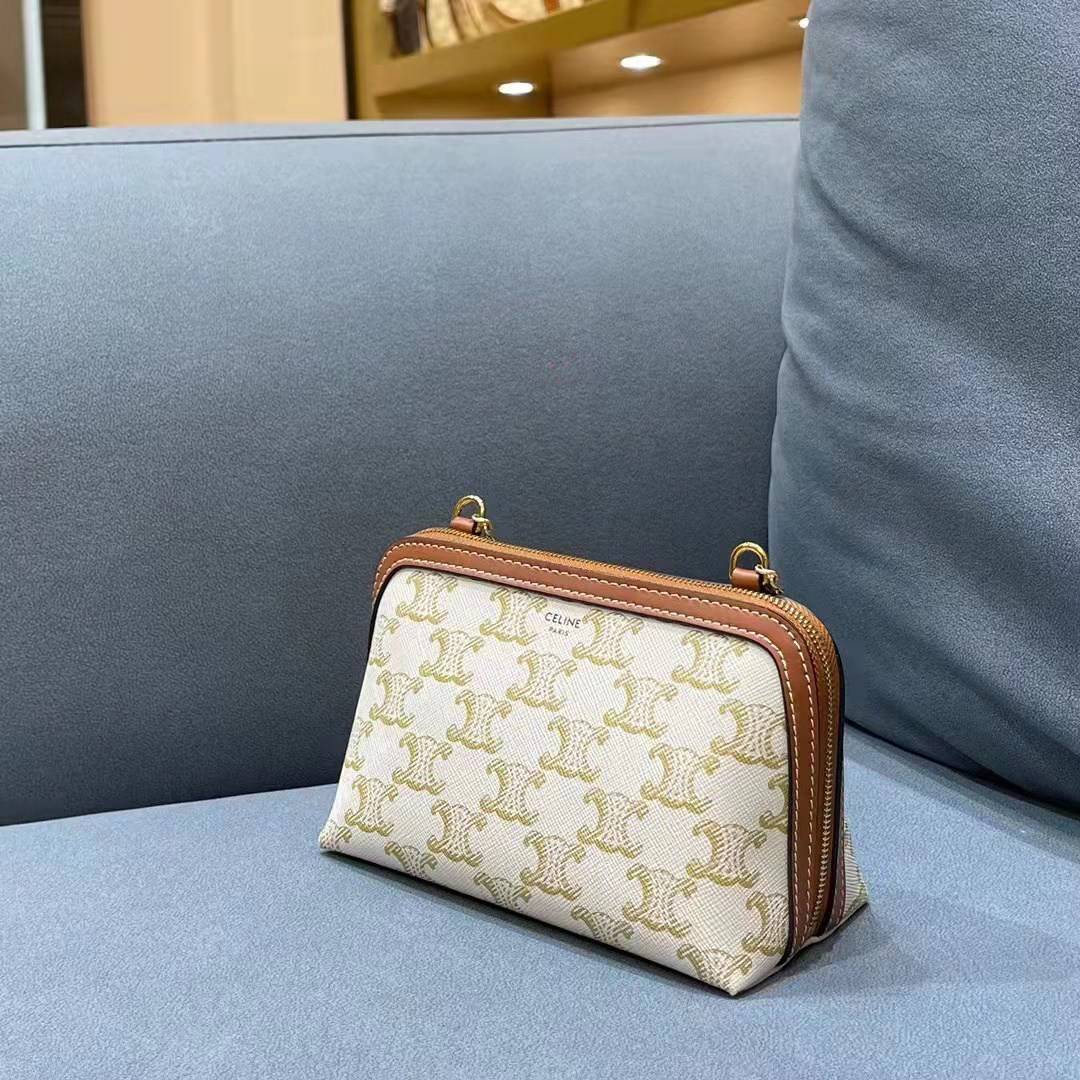 หนังแท้ CELINE CLUTCH WITH CHAIN IN TRIOMPHE CANVAS AND LAMBSKIN